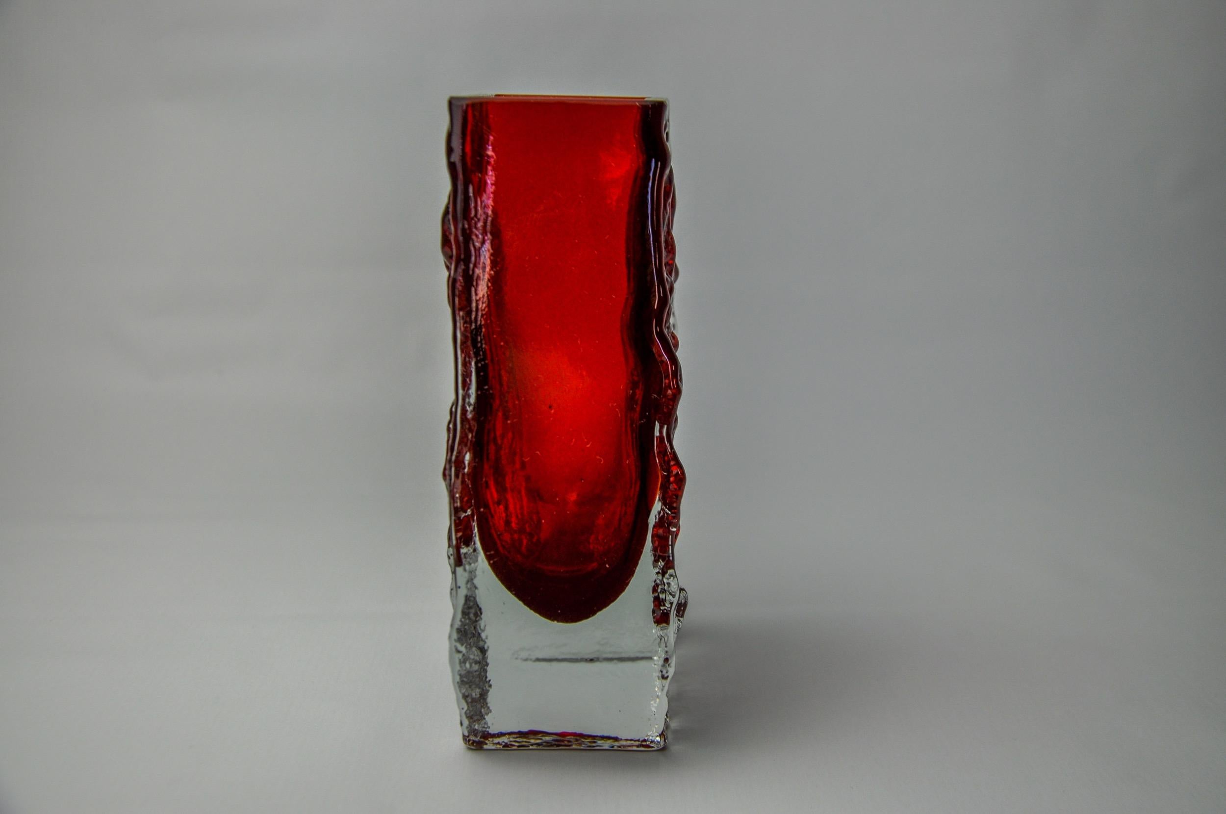 Vaso Sommerso rosso con effetto ghiaccio di Seguso, Murano, Italia, 1970 In condizioni buone in vendita a BARCELONA, ES