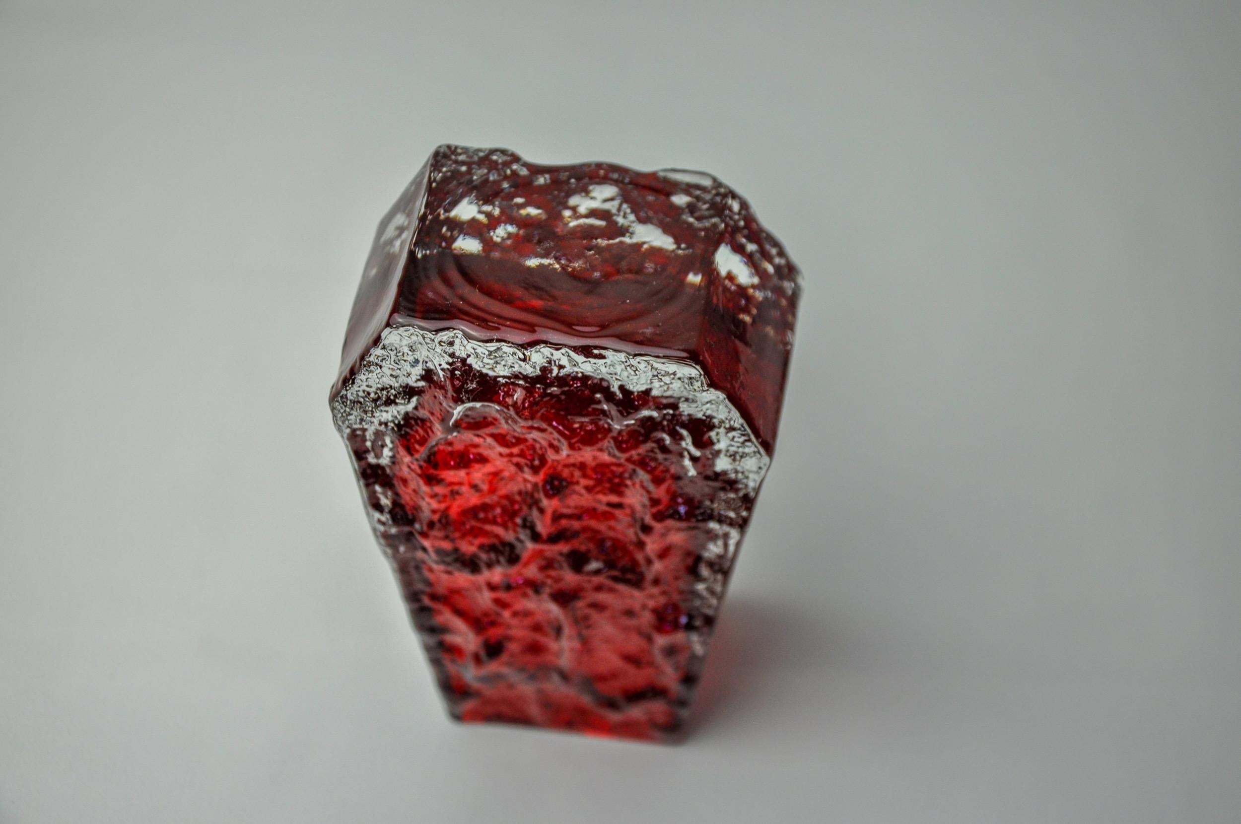 Fine XX secolo Vaso Sommerso rosso con effetto ghiaccio di Seguso, Murano, Italia, 1970 in vendita