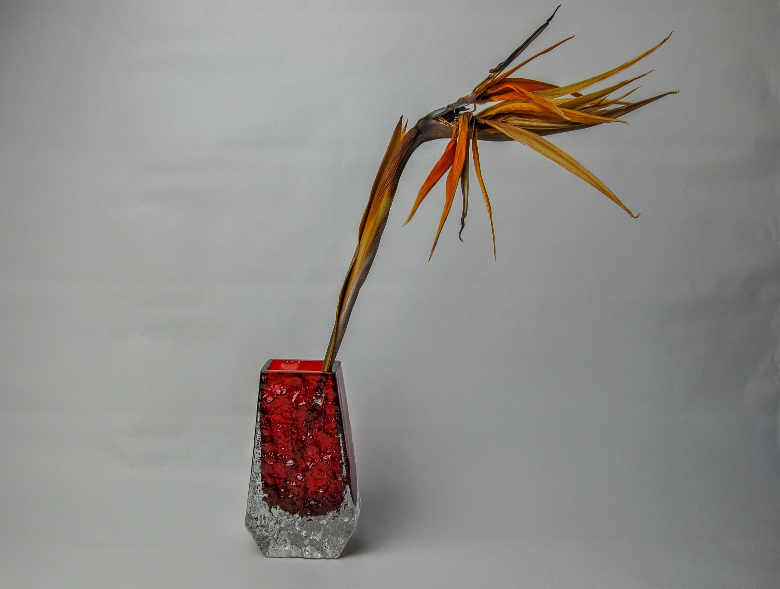 Cristallo Vaso Sommerso rosso con effetto ghiaccio di Seguso, Murano, Italia, 1970 in vendita