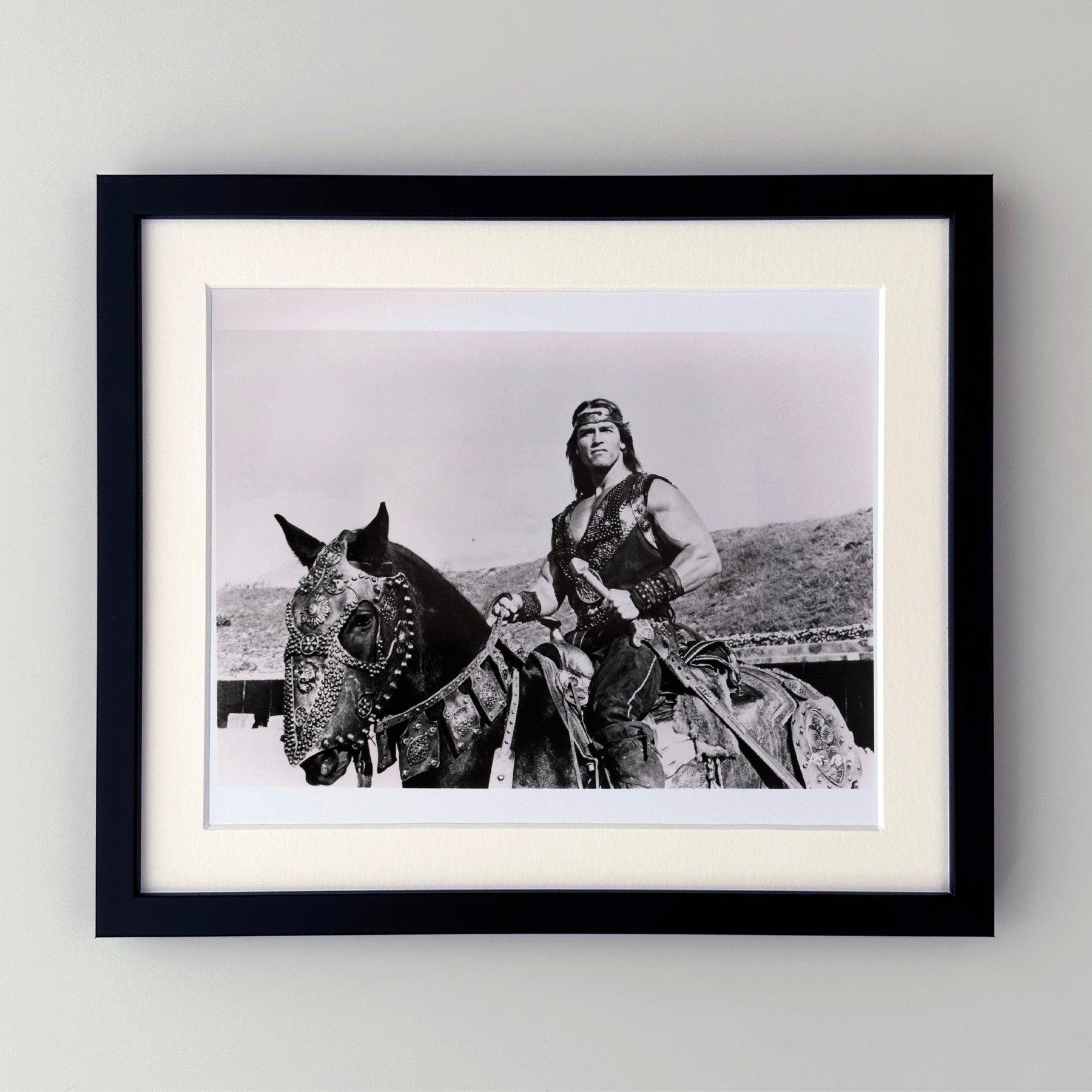 Photo publicitaire originale de 8x10 inches pour Red Sonja (1985) avec Arnold Schwarzenegger et Brigitte Nielsen.

Les photos de publicité (film/production) ont été créées pour aider les studios à promouvoir leurs nouveaux films. Les photos ont été