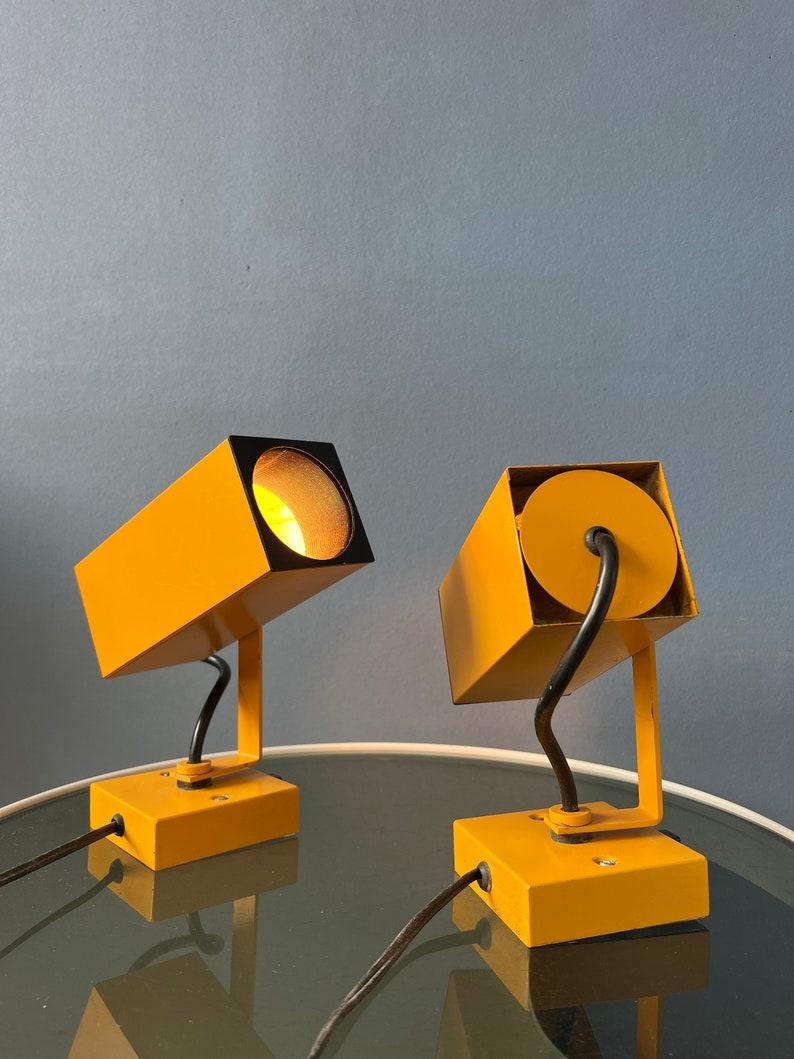 Satz (2) gelber rechteckiger Space-Age-Wandleuchter. Die einzigartigen rechteckigen Spots können in jede Richtung gedreht werden. Die Lampen benötigen je eine E14-Glühbirne und haben derzeit EU-Stecker (funktioniert außerhalb der EU mit