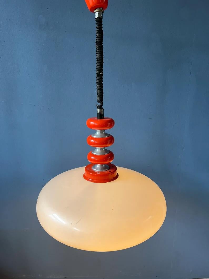 Lampe suspendue de l'ère spatiale rouge avec abat-jour en verre acrylique blanc, milieu du siècle dernier Bon état - En vente à ROTTERDAM, ZH