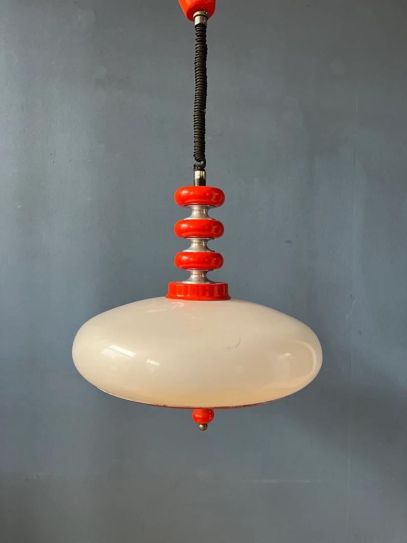 Métal Lampe suspendue de l'ère spatiale rouge avec abat-jour en verre acrylique blanc, milieu du siècle dernier en vente