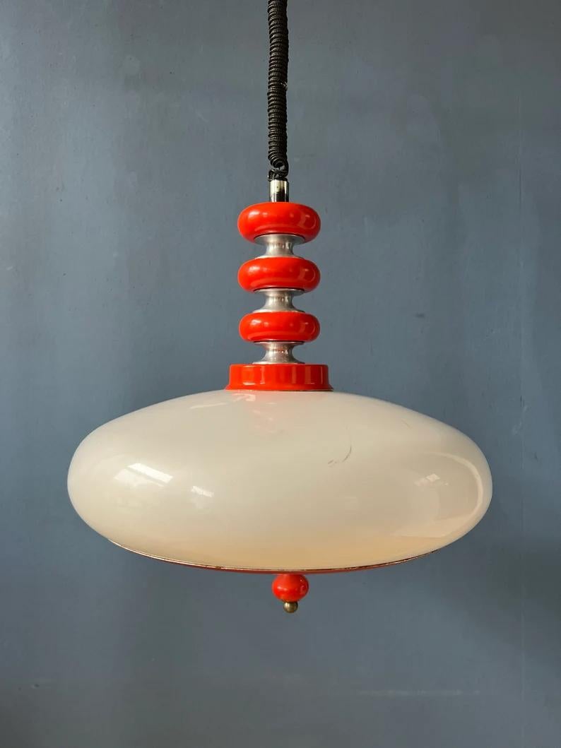 Lampe suspendue de l'ère spatiale rouge avec abat-jour en verre acrylique blanc, milieu du siècle dernier en vente 1