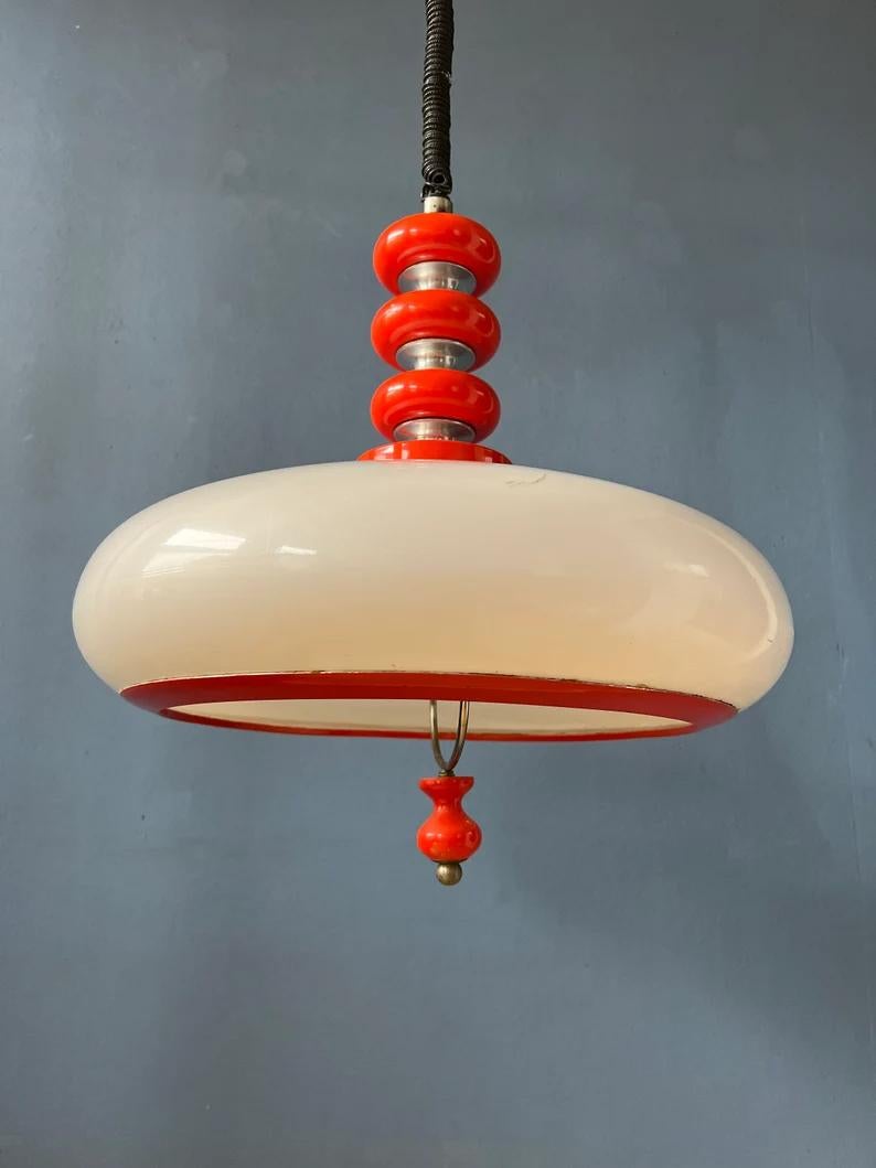 Lampe suspendue de l'ère spatiale rouge avec abat-jour en verre acrylique blanc, milieu du siècle dernier en vente 2