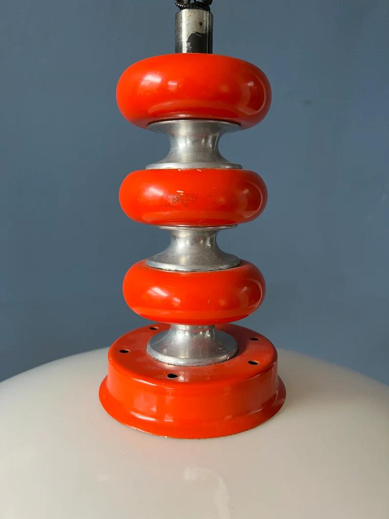 Lampe suspendue de l'ère spatiale rouge avec abat-jour en verre acrylique blanc, milieu du siècle dernier en vente 3