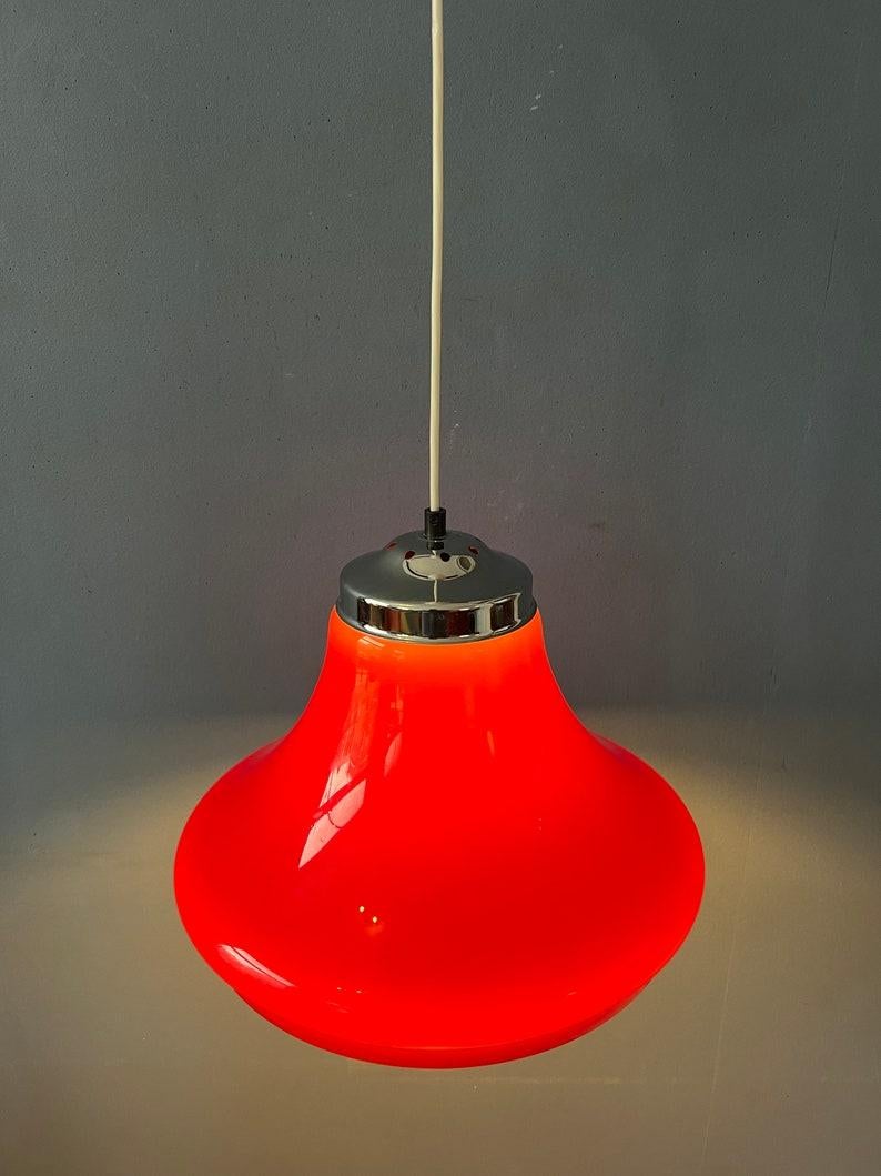 Lampada a sospensione in vetro acrilico rosso dell'era spaziale. Il paralume in plexiglass produce una magnifica luce calda. La lampada ha una calotta superiore cromata. La lampada richiede una lampadina E26/27.
2 pezzi disponibili (vedi