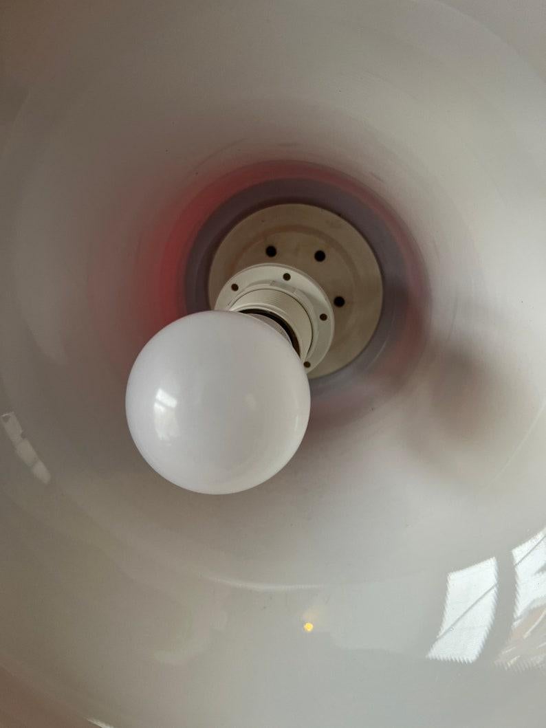 Lampada a sospensione in plexiglass rosso Space AGE, anni Settanta In condizioni ottime in vendita a ROTTERDAM, ZH