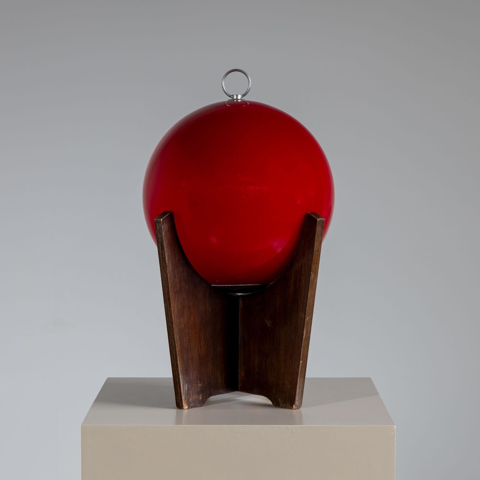 italien Lampe de table sphérique rouge, milieu du 20e siècle en vente