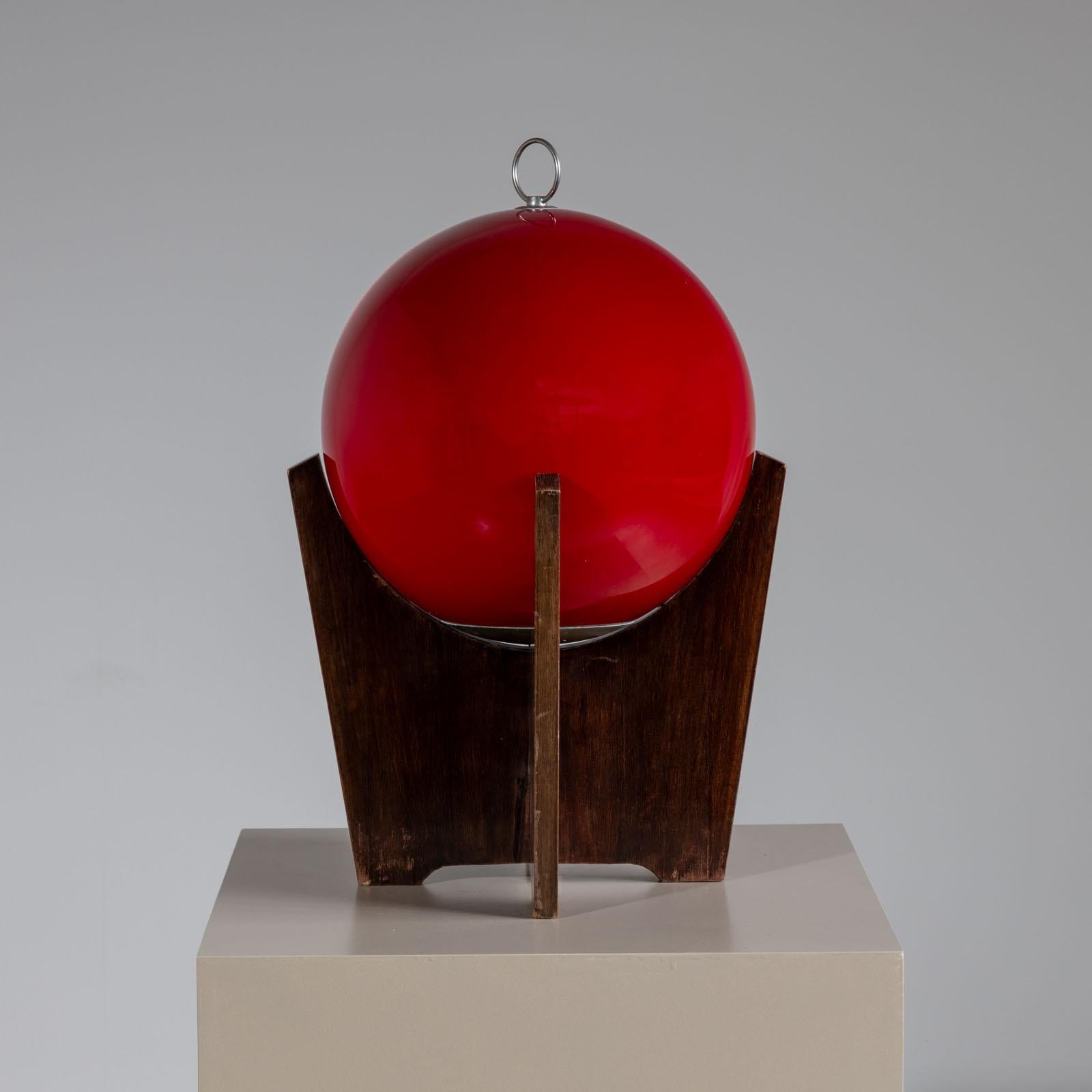 Lampe de table sphérique rouge, milieu du 20e siècle Bon état - En vente à New York, NY