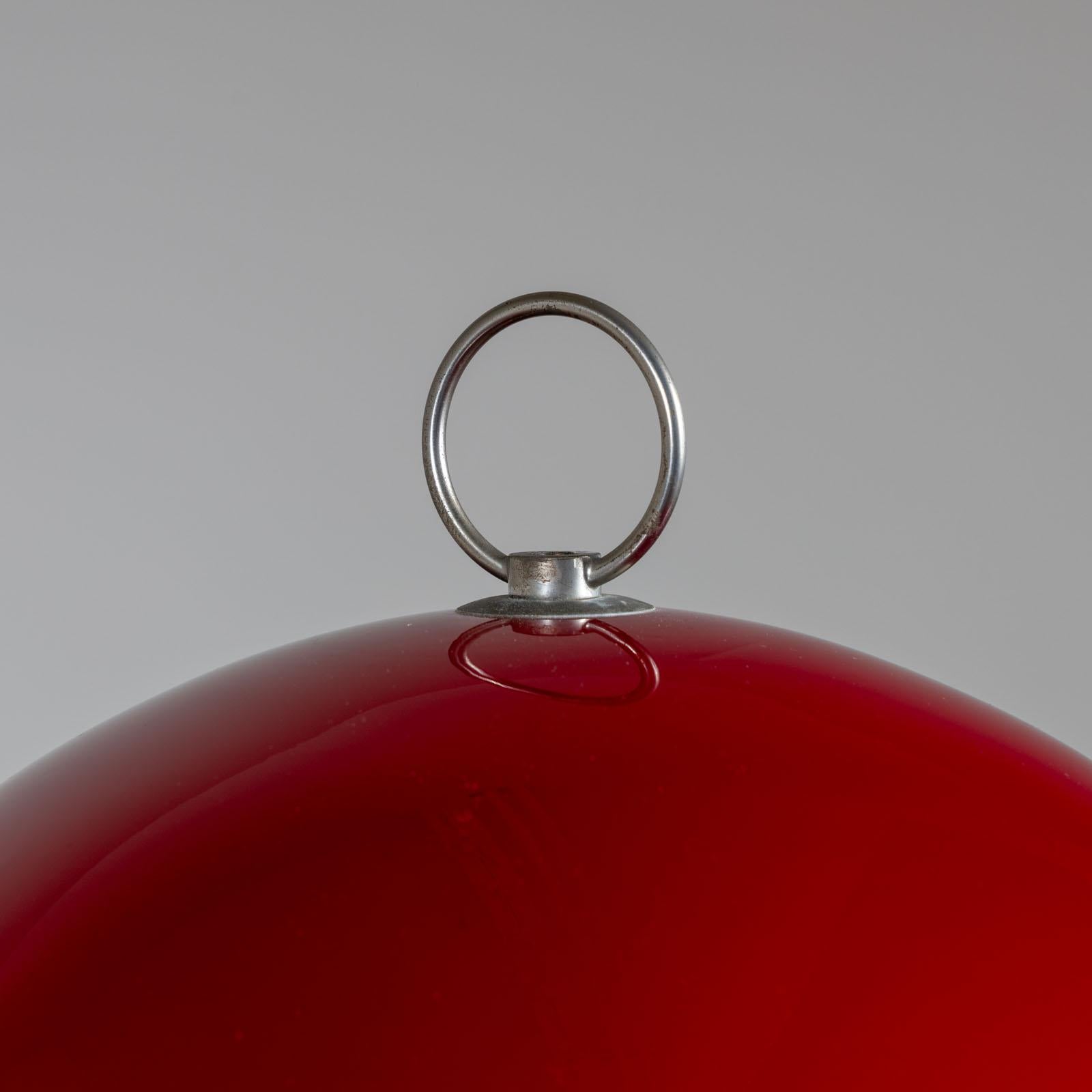 Verre d'art Lampe de table sphérique rouge, milieu du 20e siècle en vente