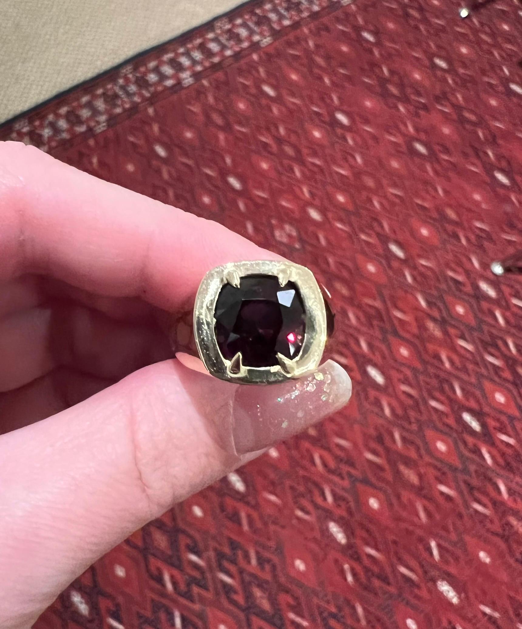 Modern Burmese Red Spinel and Gold Chevalière Style Ring For Sale