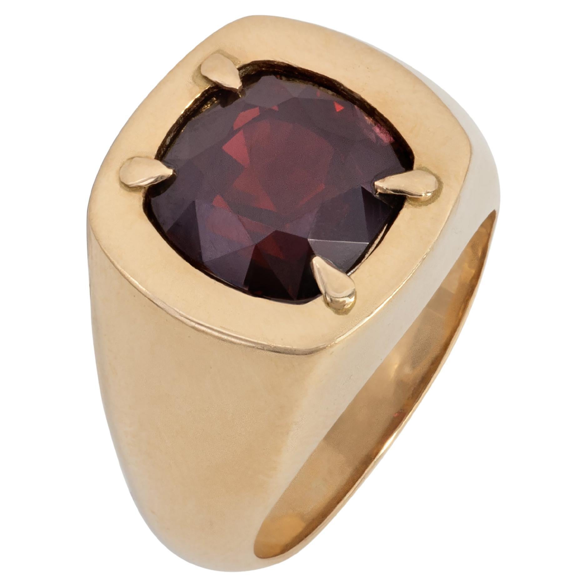 Burmese Red Spinel and Gold Chevalière Style Ring For Sale