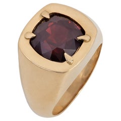 Vintage Burmese Red Spinel and Gold Chevalière Style Ring