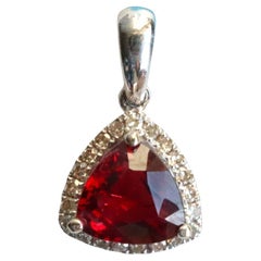 Colgante de espinela roja y diamantes naturales