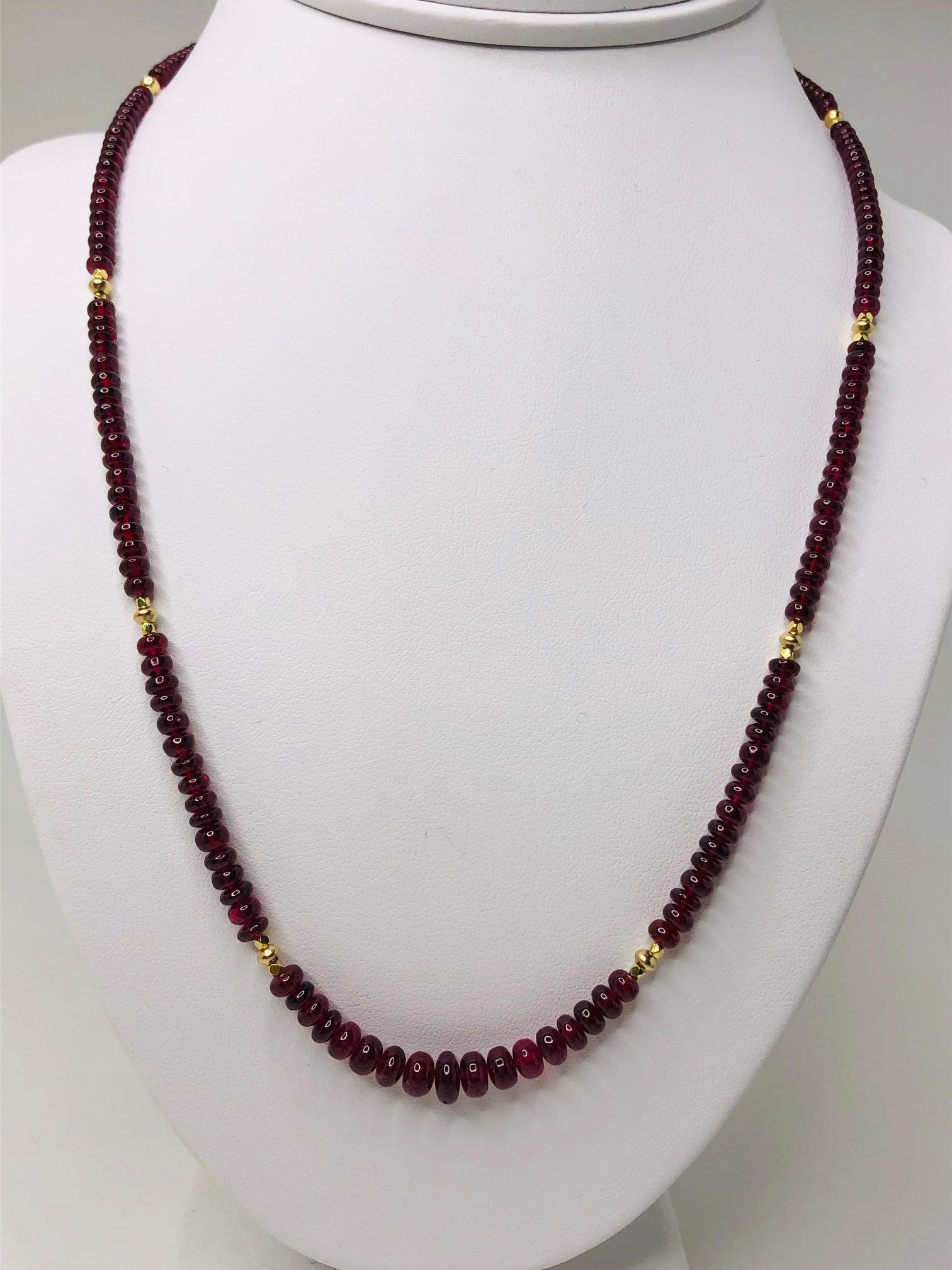 Artisan Collier de perles graduées en spinelle rouge avec entretoises en or jaune, 20 pouces en vente