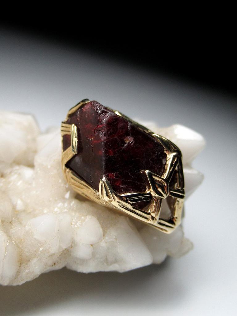 Red Spinel Crystal 18K Yellow Gold Pendant Dark Cherry Natural Raw Uncut Stone In New Condition For Sale In Berlin, DE