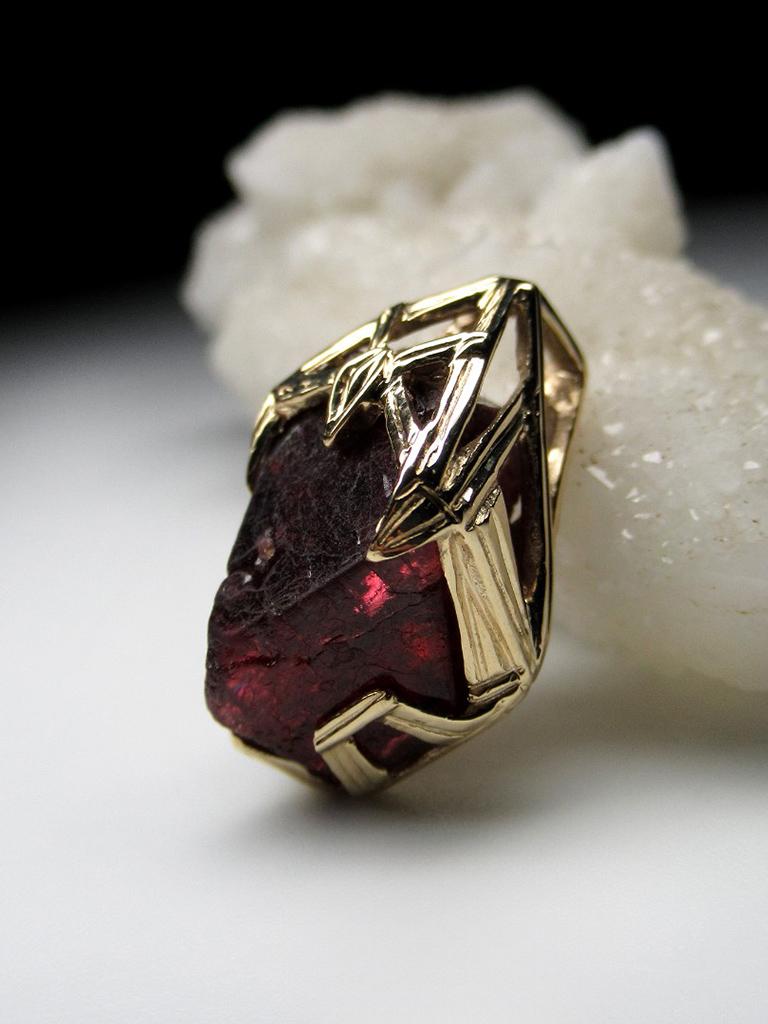 Red Spinel Crystal 18K Yellow Gold Pendant Dark Cherry Natural Raw Uncut Stone For Sale 1