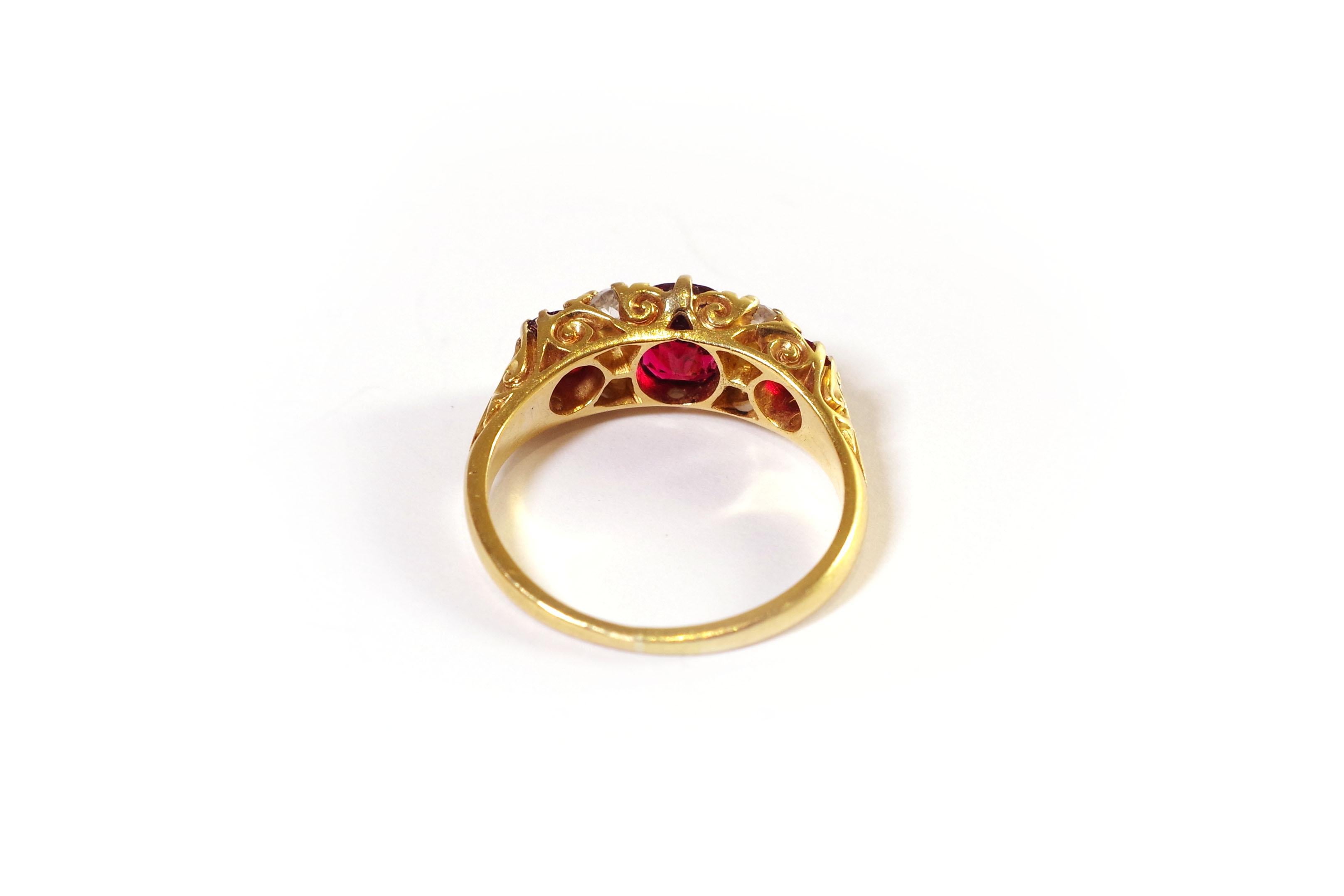 Round Cut Red spinel trilogy ring, 18k gold For Sale