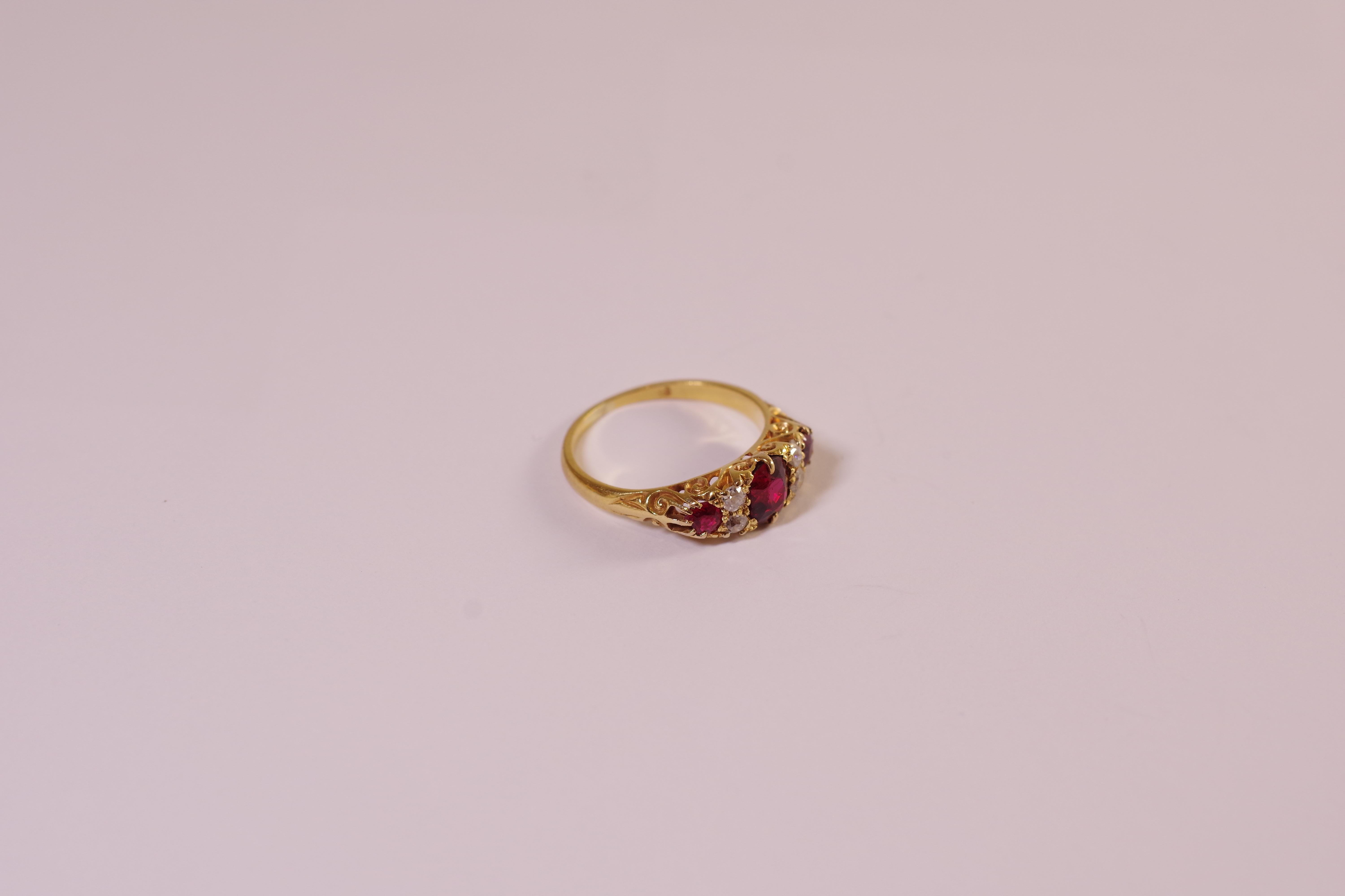Red spinel trilogy ring, 18k gold In Fair Condition For Sale In PARIS, FR
