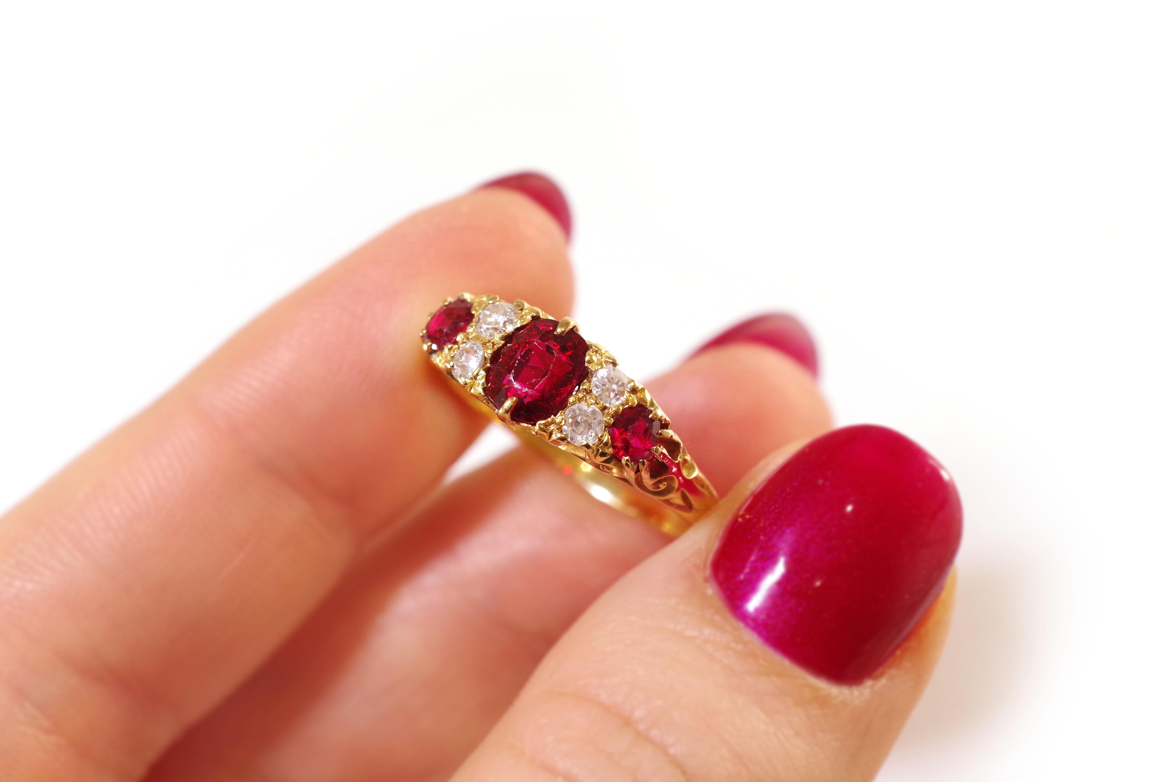 Women's or Men's Red spinel trilogy ring, 18k gold For Sale