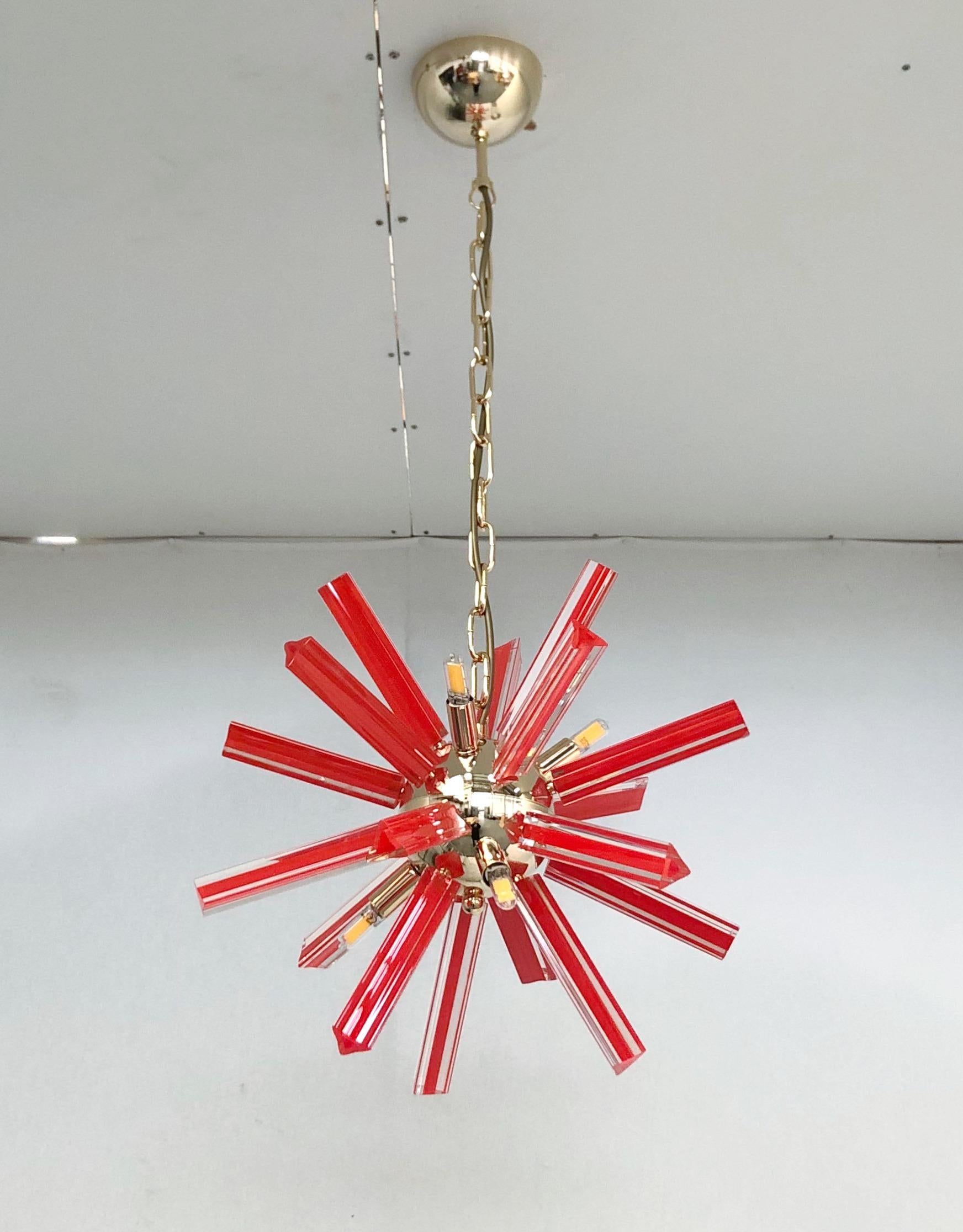 Lustre Sputnik italien avec des verres de Murano rouges soufflés à la main en trois points selon la technique Triedri, monté sur une monture plaquée or 24 carats / conçu par Fabio Bergomi pour FABIO LTD inspiré par VENINI, fabriqué en Italie
6
