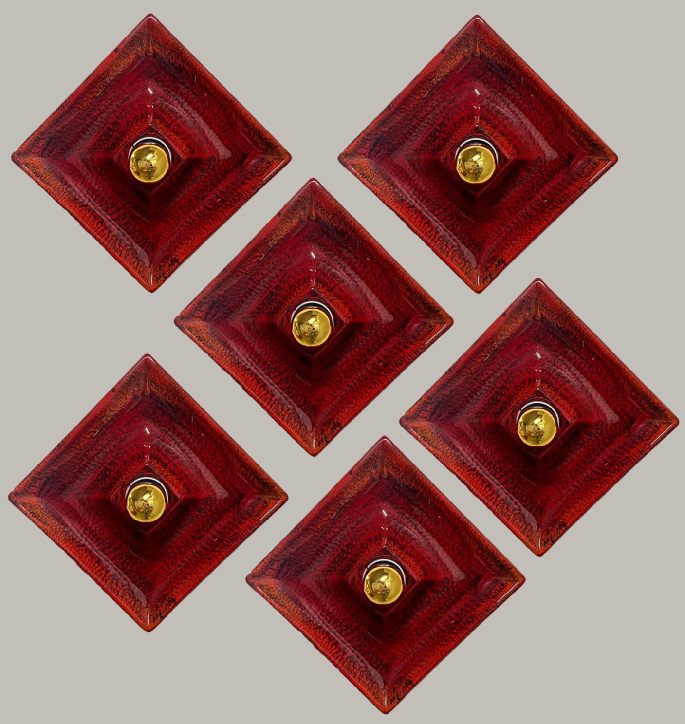 Appliques en céramique rouge. Fabriqué par Hustadt Leuchten Keramik, Allemagne, dans les années 1970.

La glaçure est rouge et de forme carrée.

Nous avons utilisé des ampoules miroir dorées (voir images), mais les ampoules miroir argentées ou or
