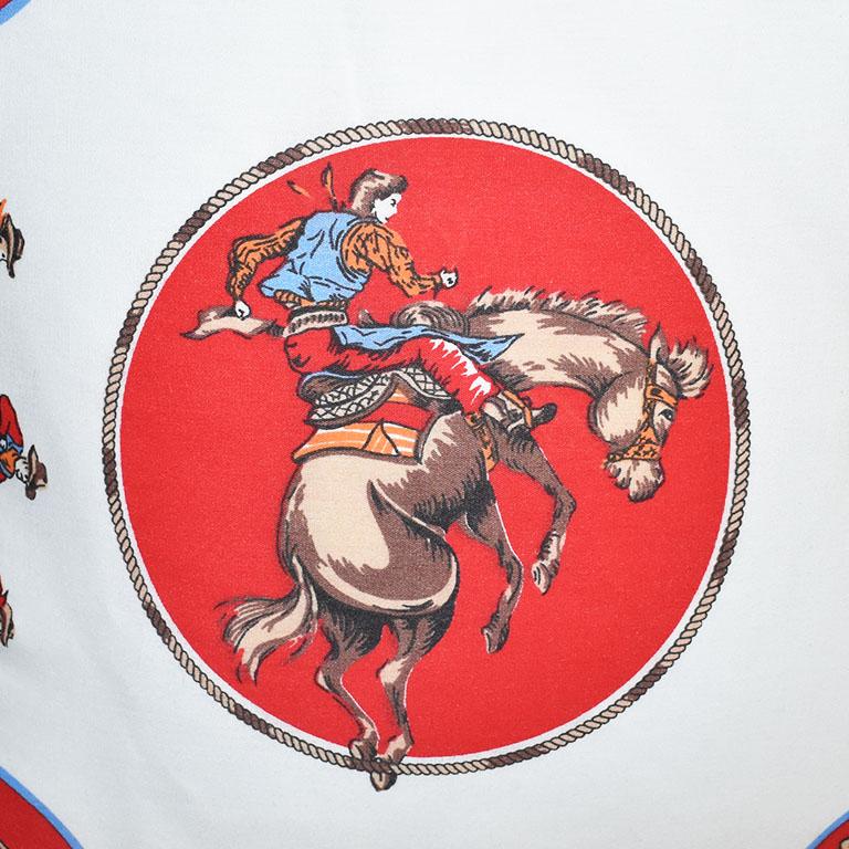 Classique américain Coussin carré en soie à motif de cowboy avec écharpe rouge et empiècement en duvet en vente