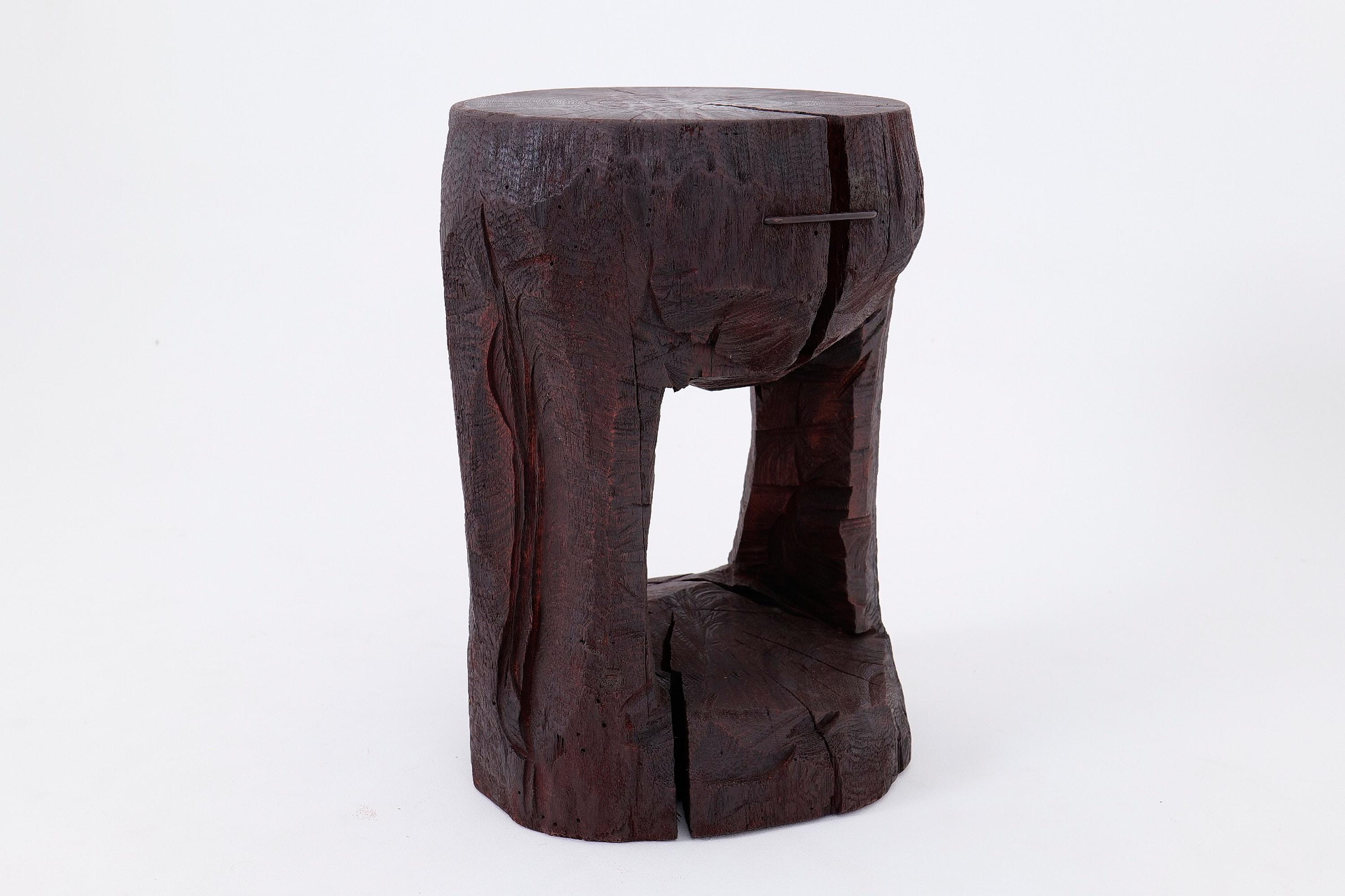 Red Stain Table d'appoint sculpturale en bois dur sculptée à la main, Logniture en vente 4