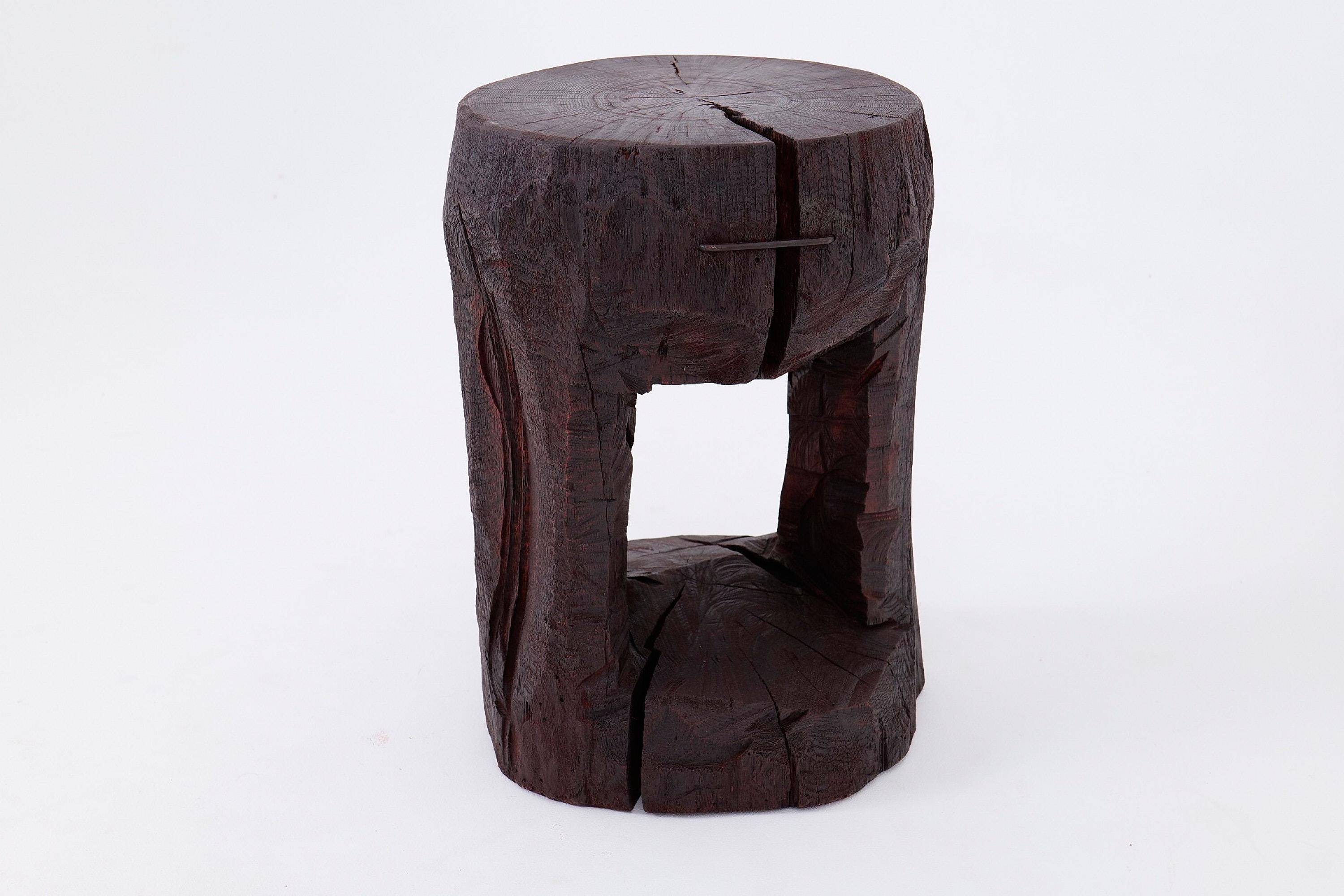 Red Stain Table d'appoint sculpturale en bois dur sculptée à la main, Logniture en vente 5