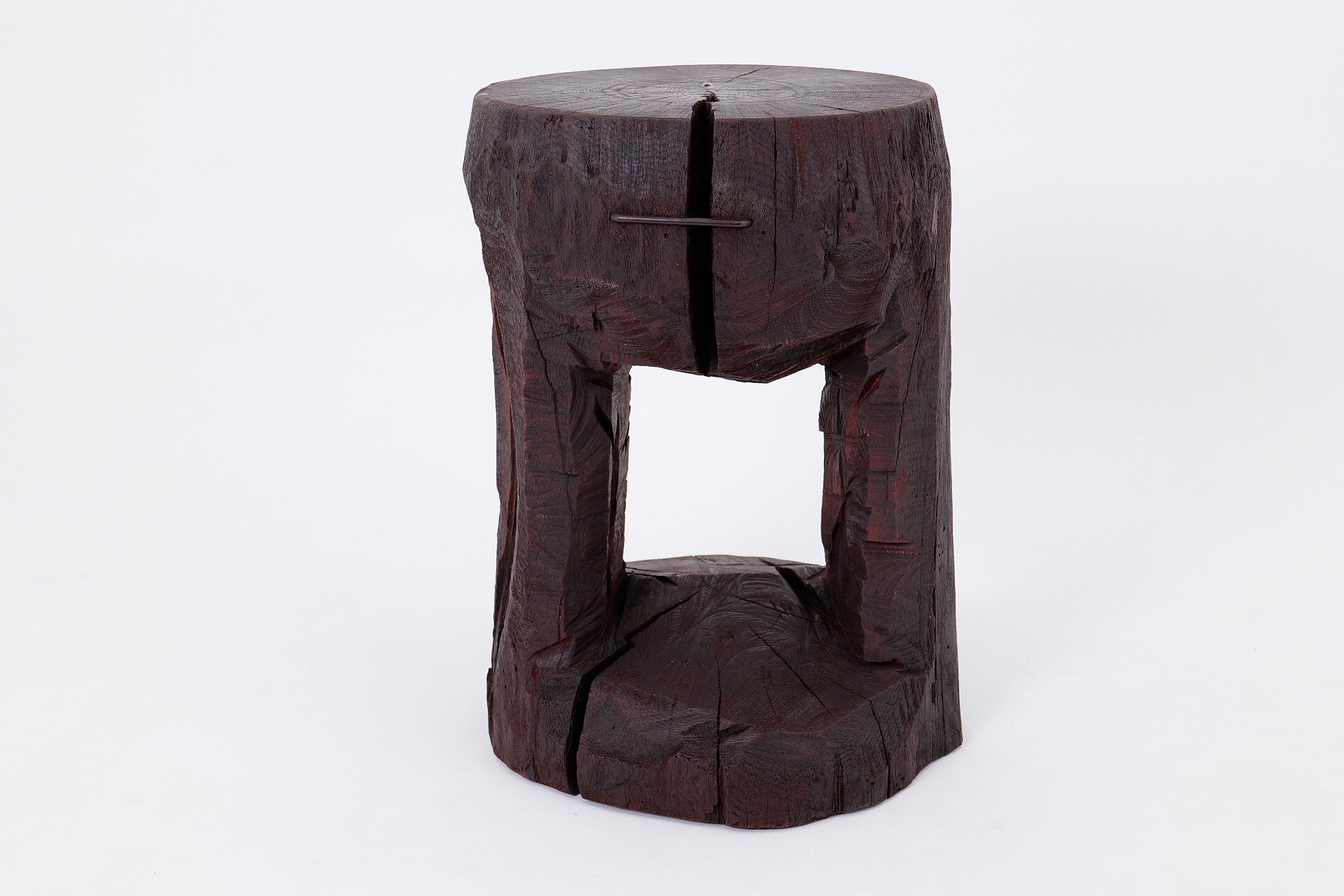 Red Stain Table d'appoint sculpturale en bois dur sculptée à la main, Logniture en vente 7