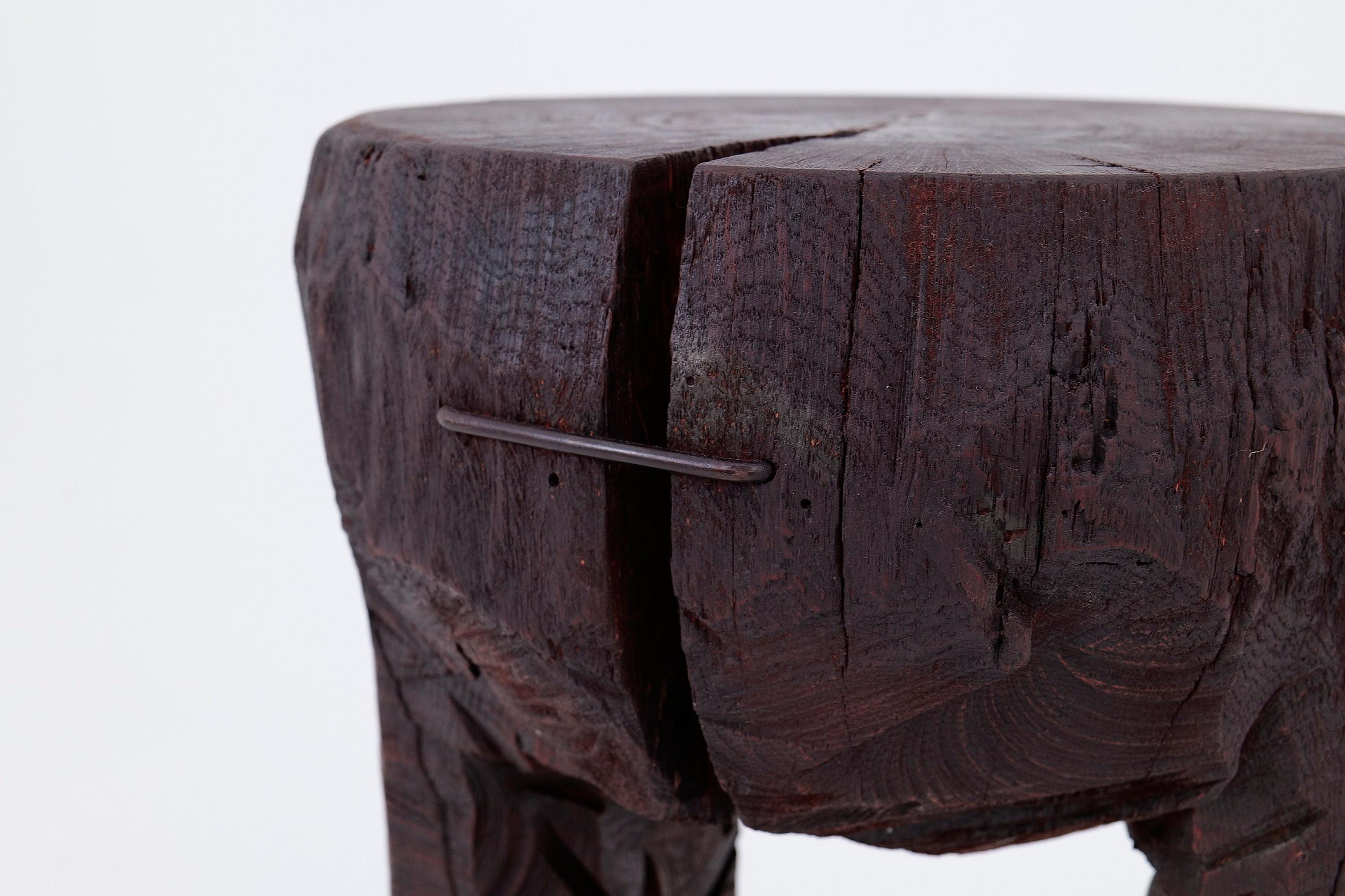 Red Stain Table d'appoint sculpturale en bois dur sculptée à la main, Logniture en vente 8