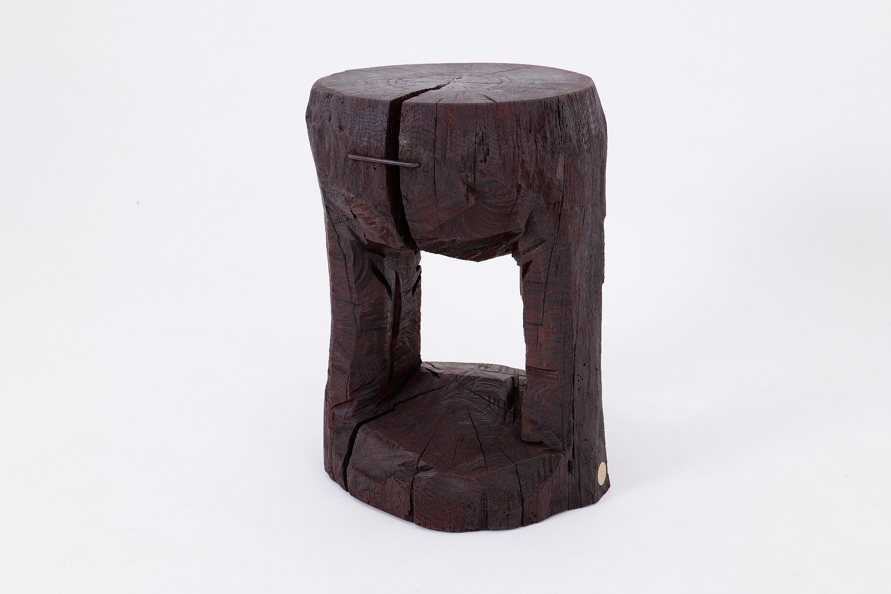 Red Stain Table d'appoint sculpturale en bois dur sculptée à la main, Logniture en vente 9