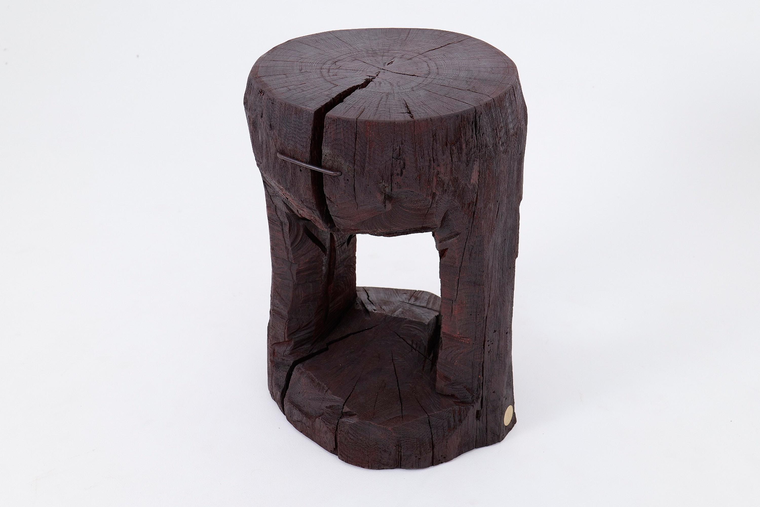 Red Stain Table d'appoint sculpturale en bois dur sculptée à la main, Logniture en vente 10