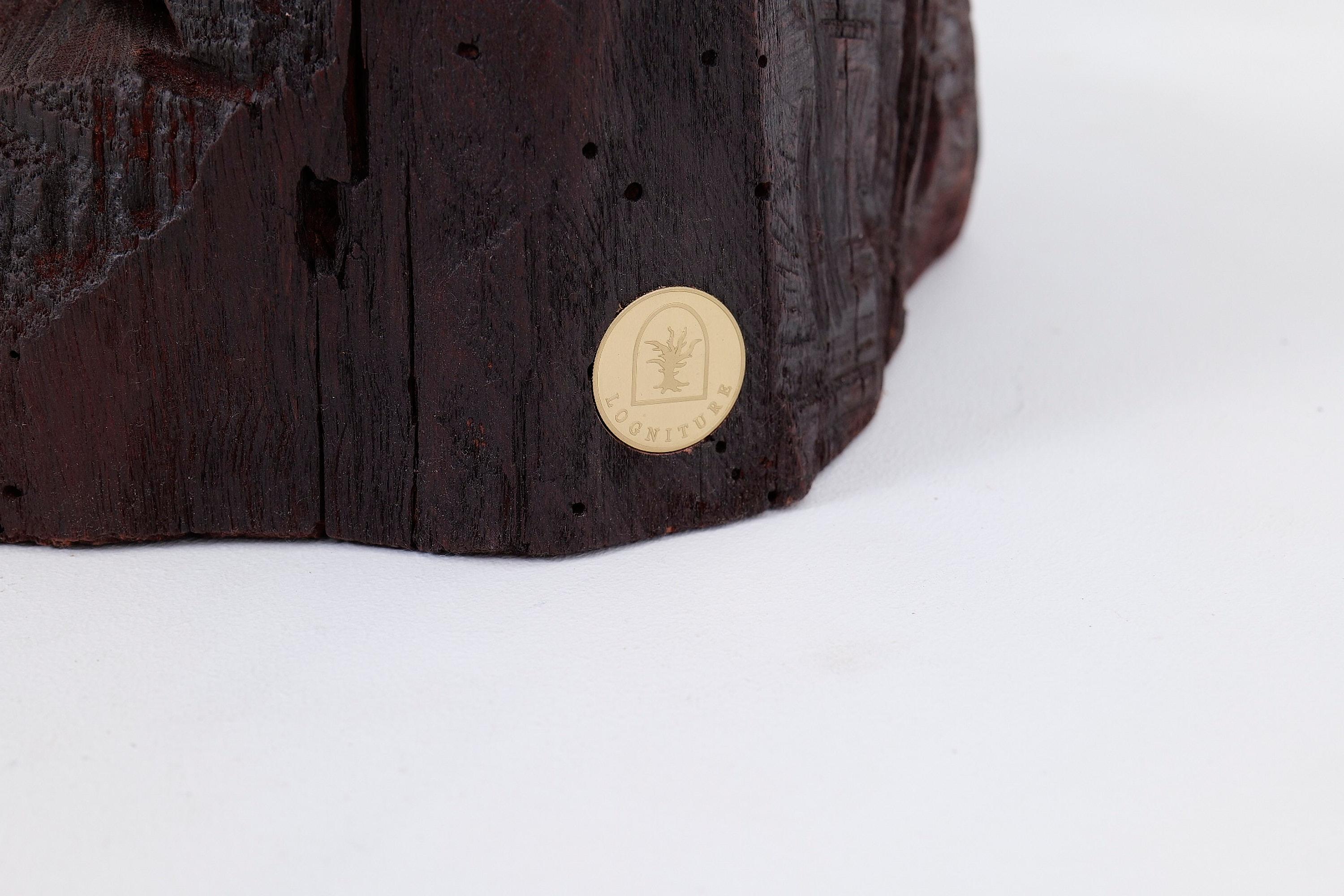 Croate Red Stain Table d'appoint sculpturale en bois dur sculptée à la main, Logniture en vente