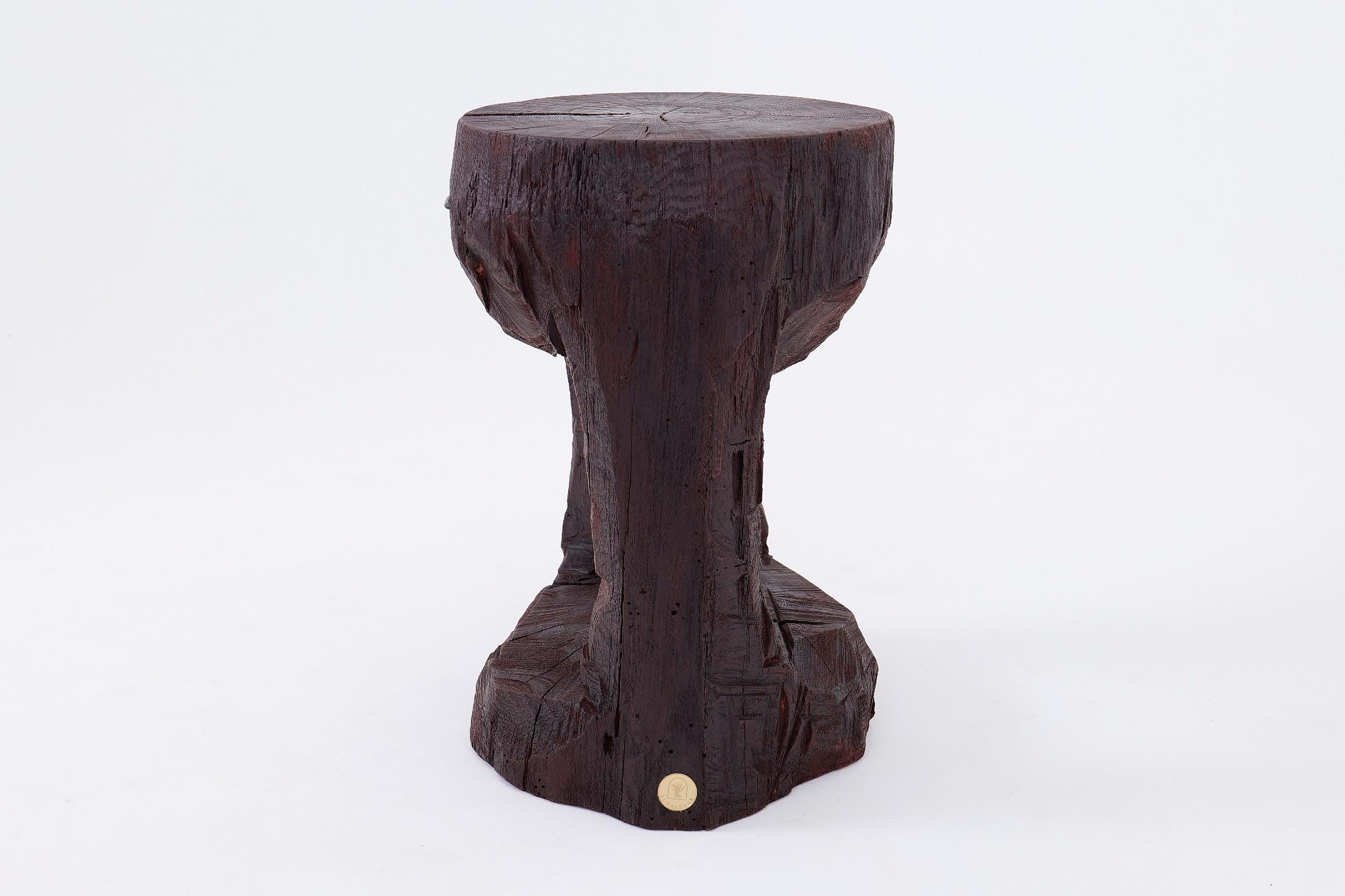 Sculpté Red Stain Table d'appoint sculpturale en bois dur sculptée à la main, Logniture en vente