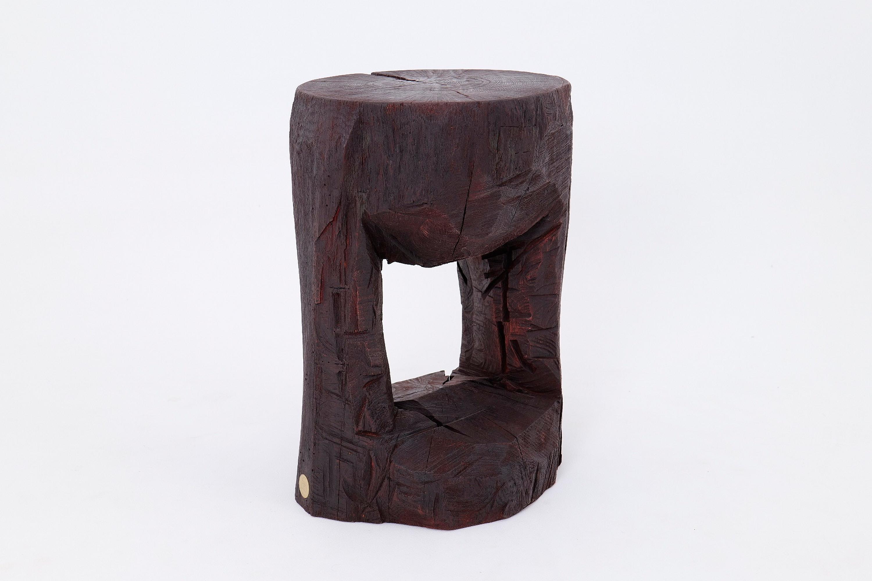 Red Stain Table d'appoint sculpturale en bois dur sculptée à la main, Logniture Neuf - En vente à Stara Gradiška, HR