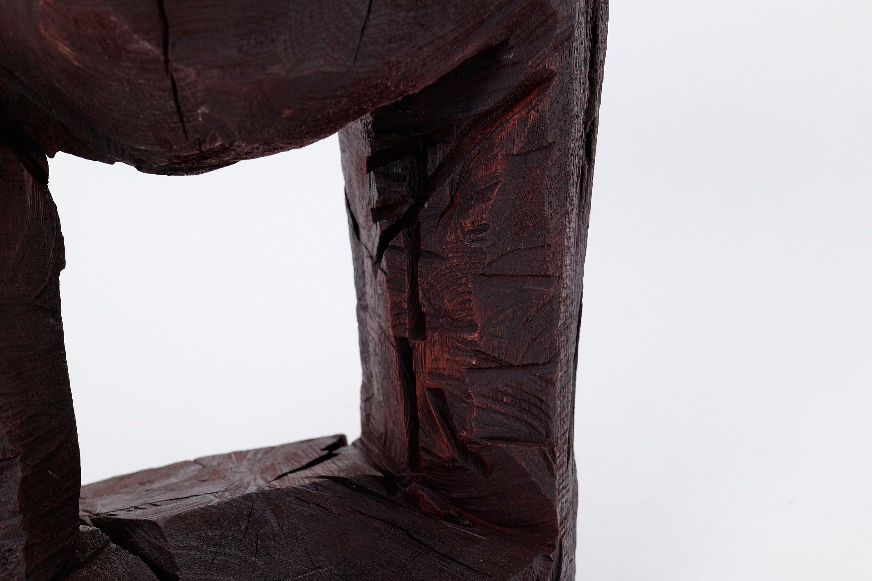 XXIe siècle et contemporain Red Stain Table d'appoint sculpturale en bois dur sculptée à la main, Logniture en vente