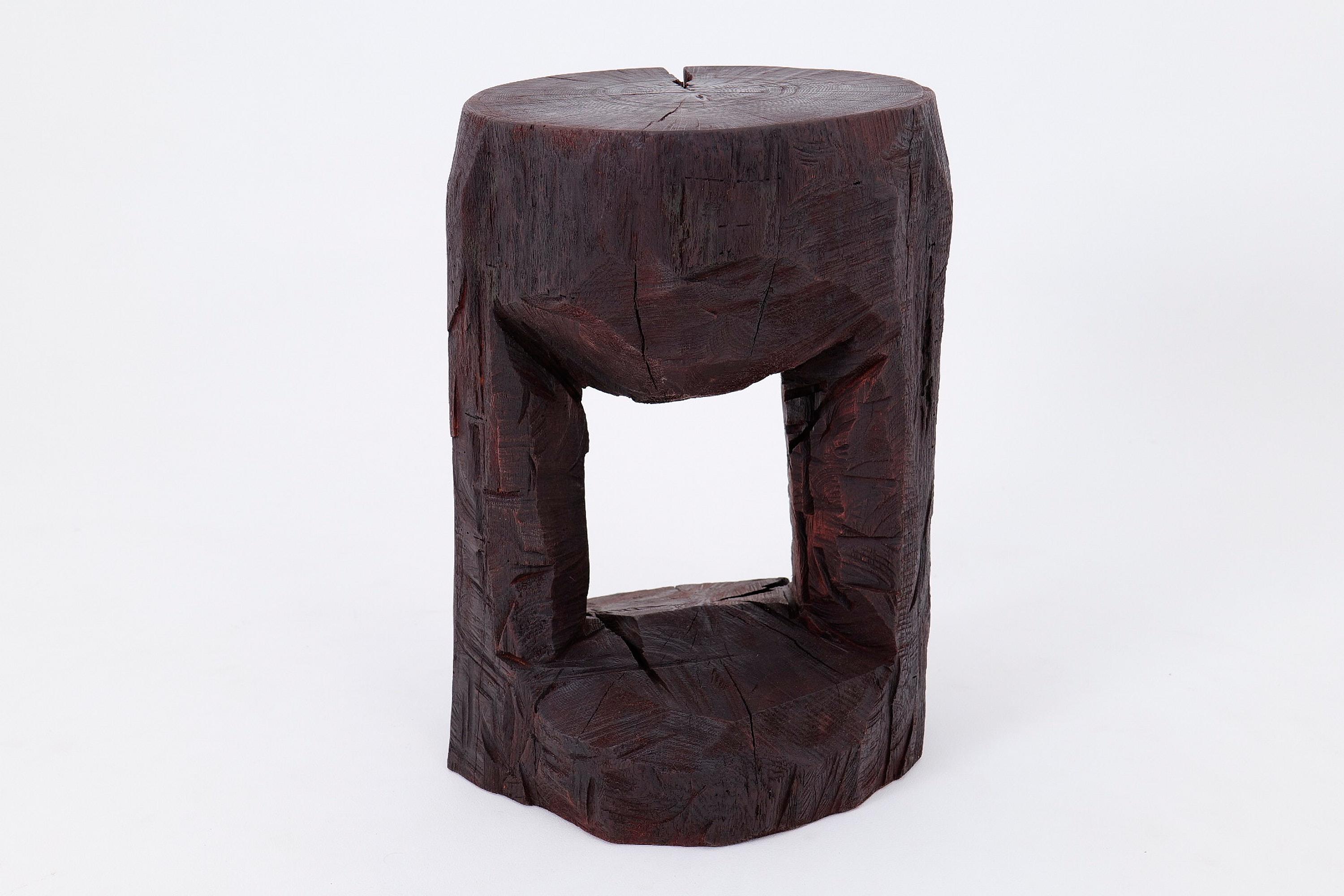 Bois Red Stain Table d'appoint sculpturale en bois dur sculptée à la main, Logniture en vente
