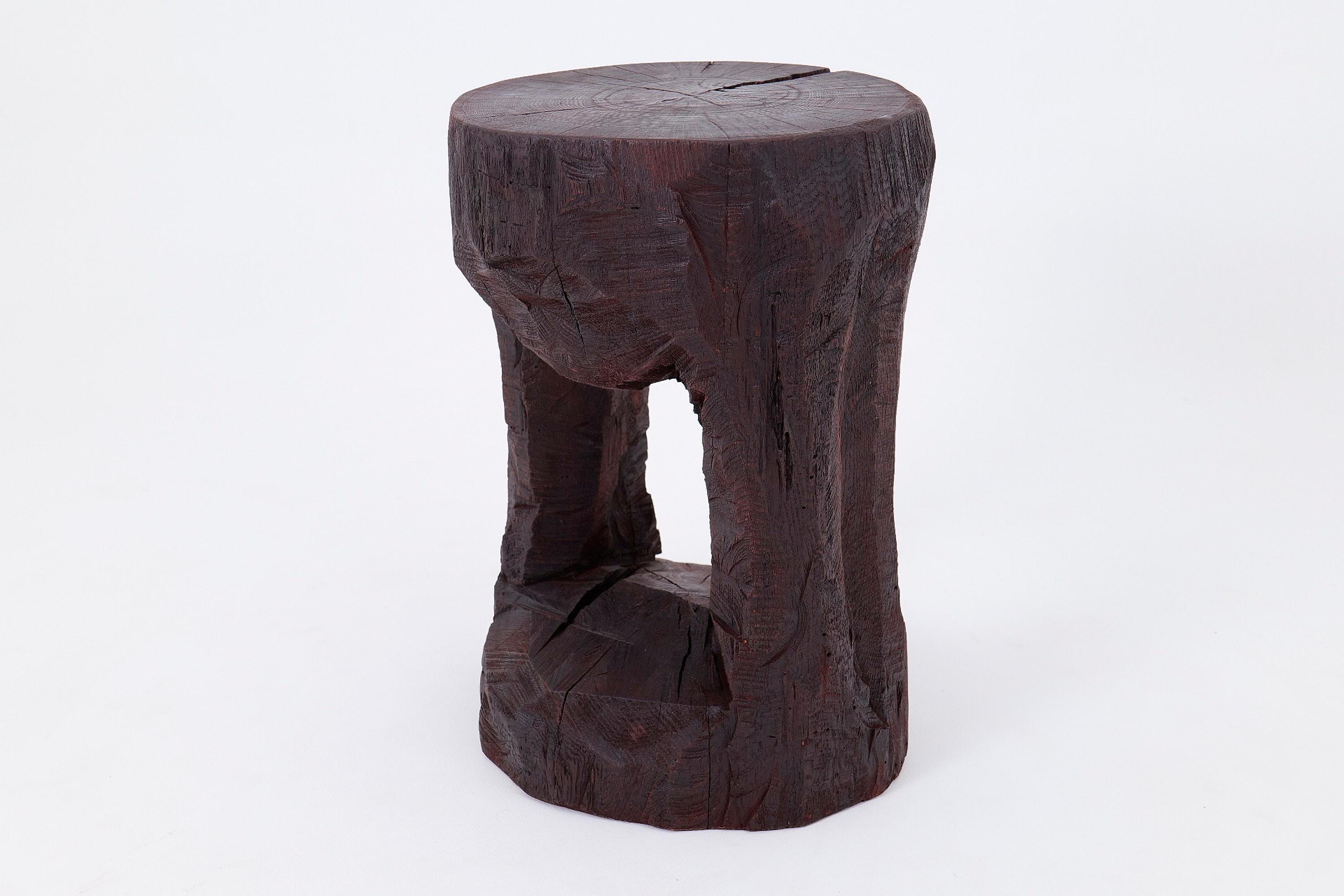 Red Stain Table d'appoint sculpturale en bois dur sculptée à la main, Logniture en vente 1