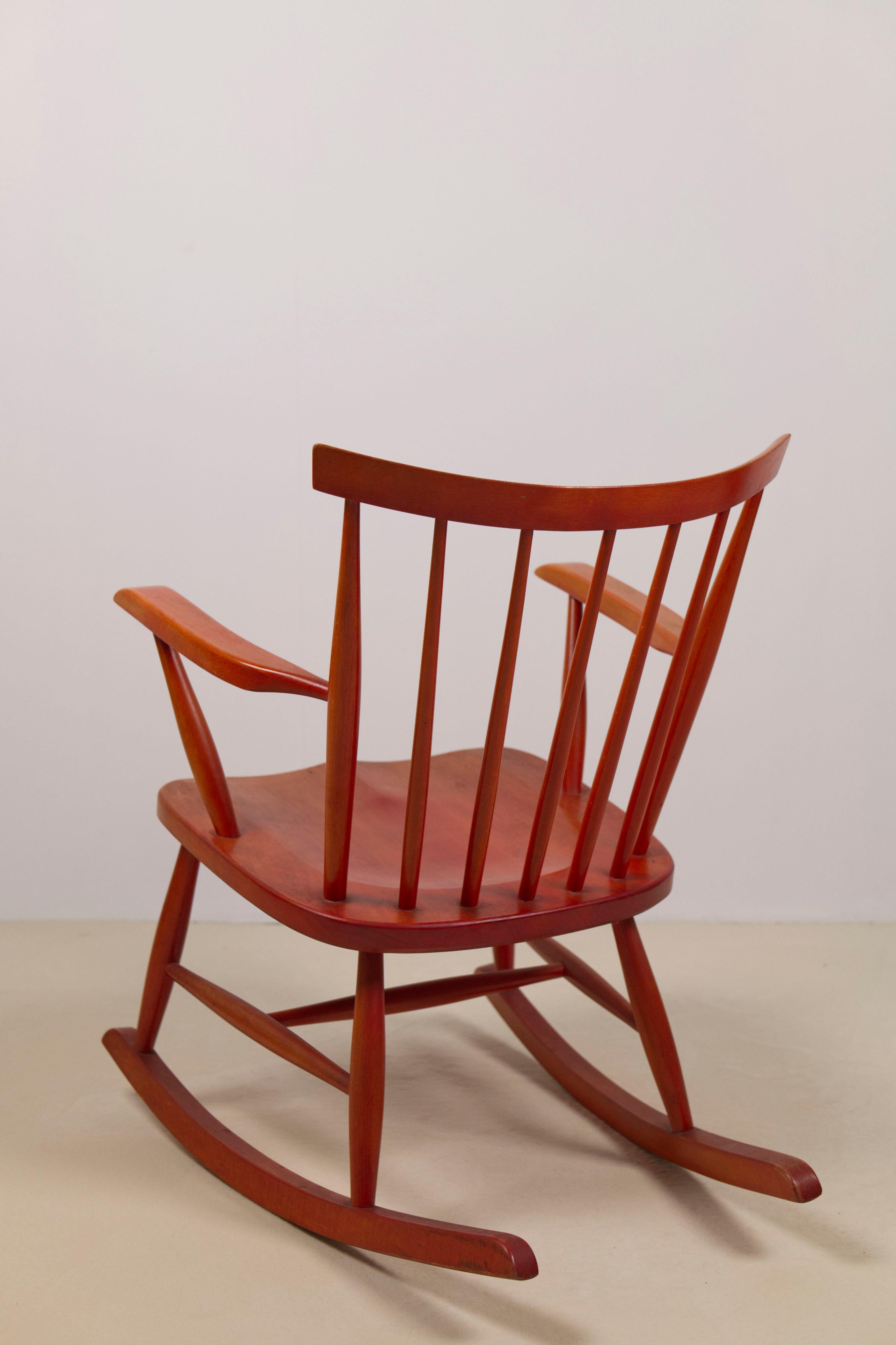 Mecedora de haya teñida de rojo, Pastoe, Países Bajos Años 60 en venta 2