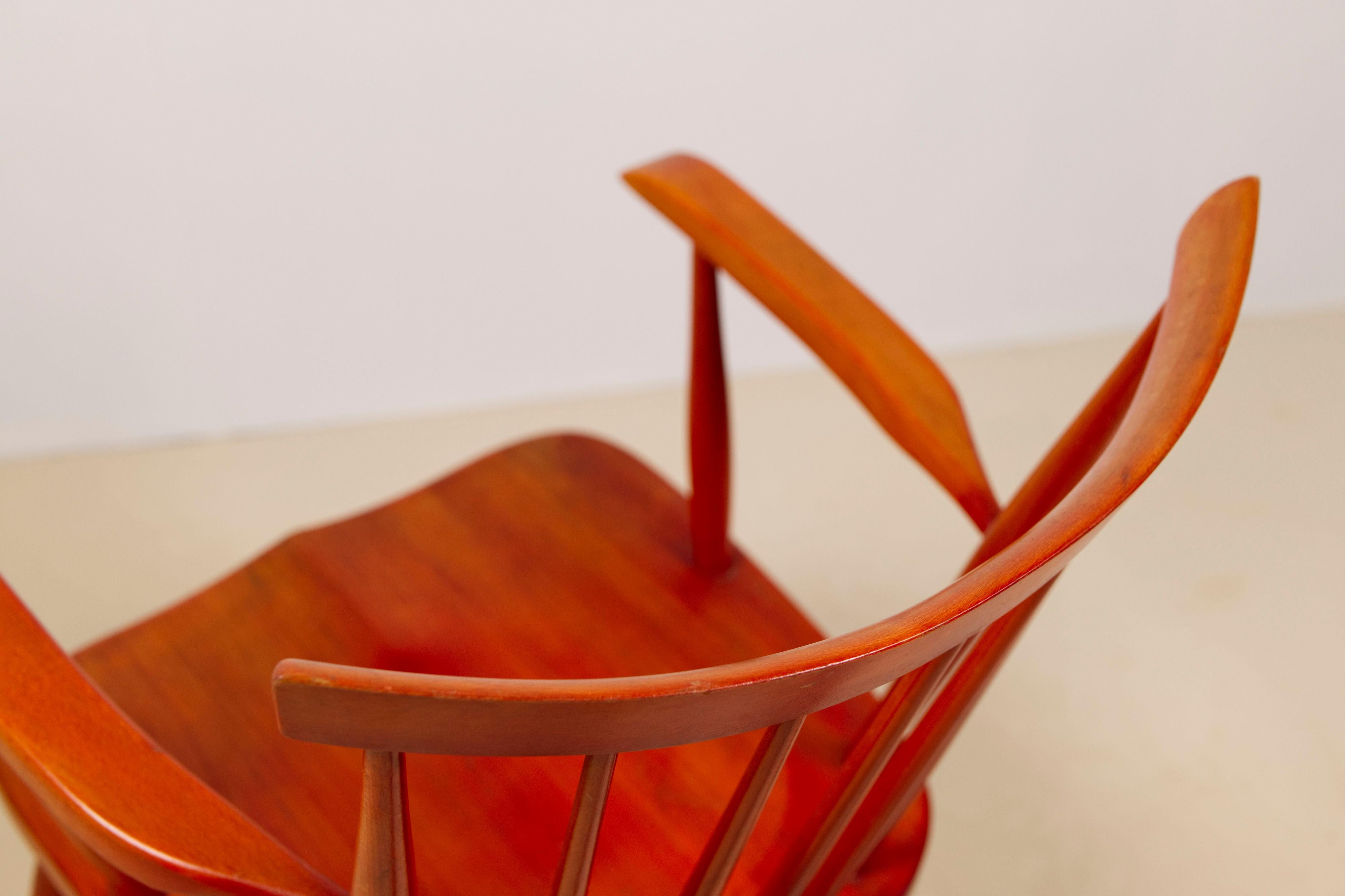 Mecedora de haya teñida de rojo, Pastoe, Países Bajos Años 60 en venta 3