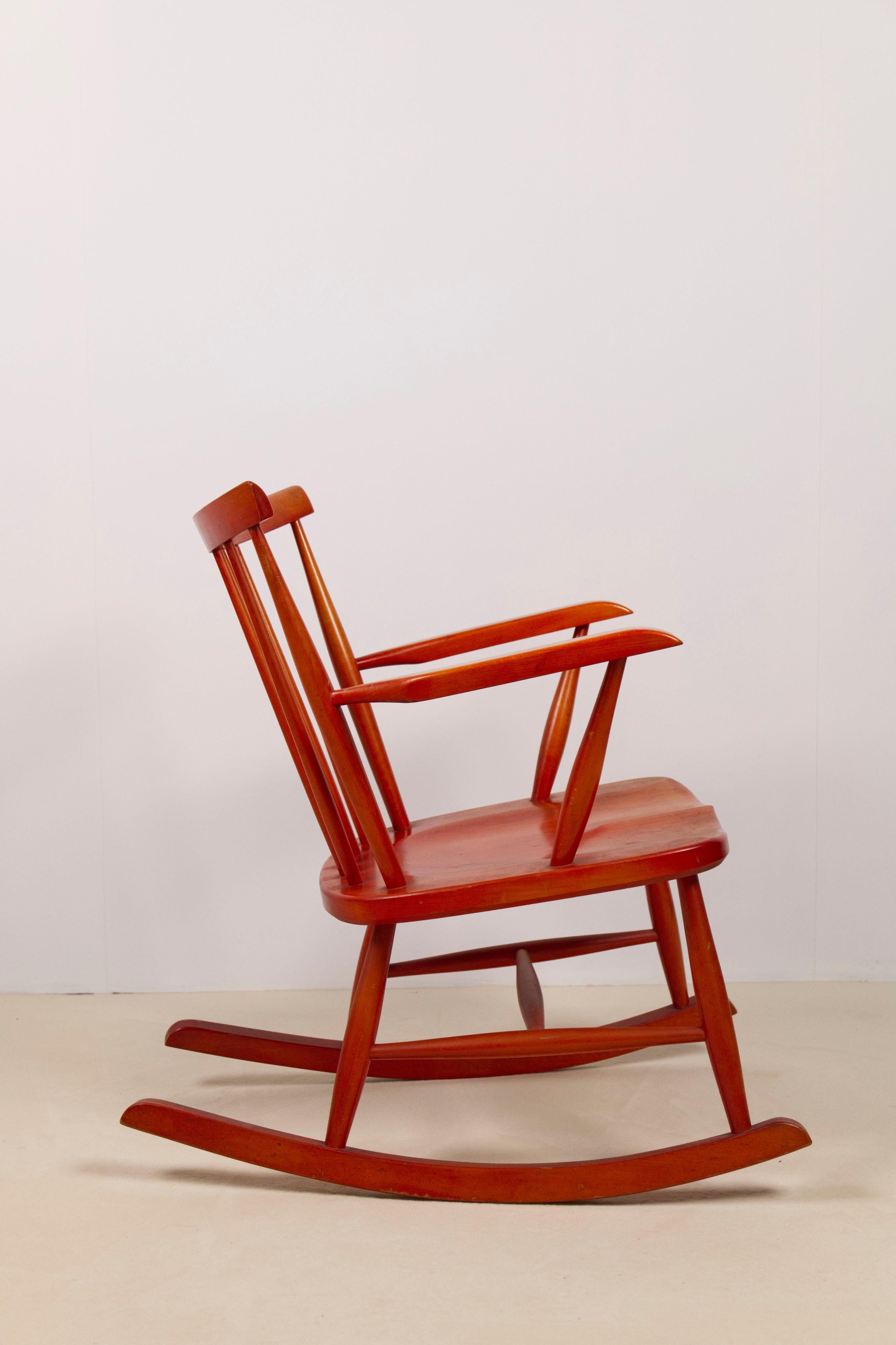 Mecedora de haya teñida de rojo, Pastoe, Países Bajos Años 60 en venta 6