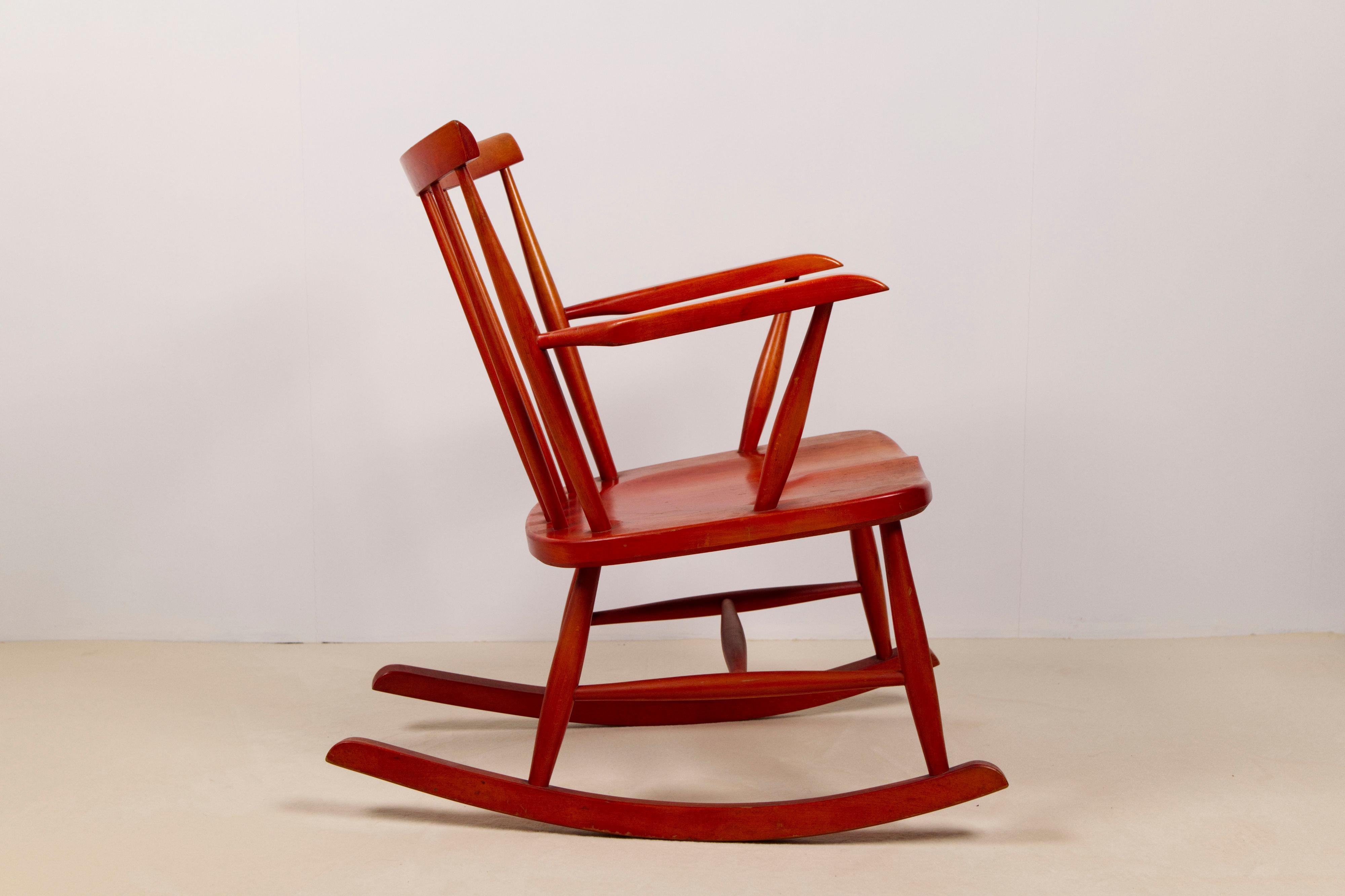 Mecedora de haya teñida de rojo, Pastoe, Países Bajos Años 60 en venta 7