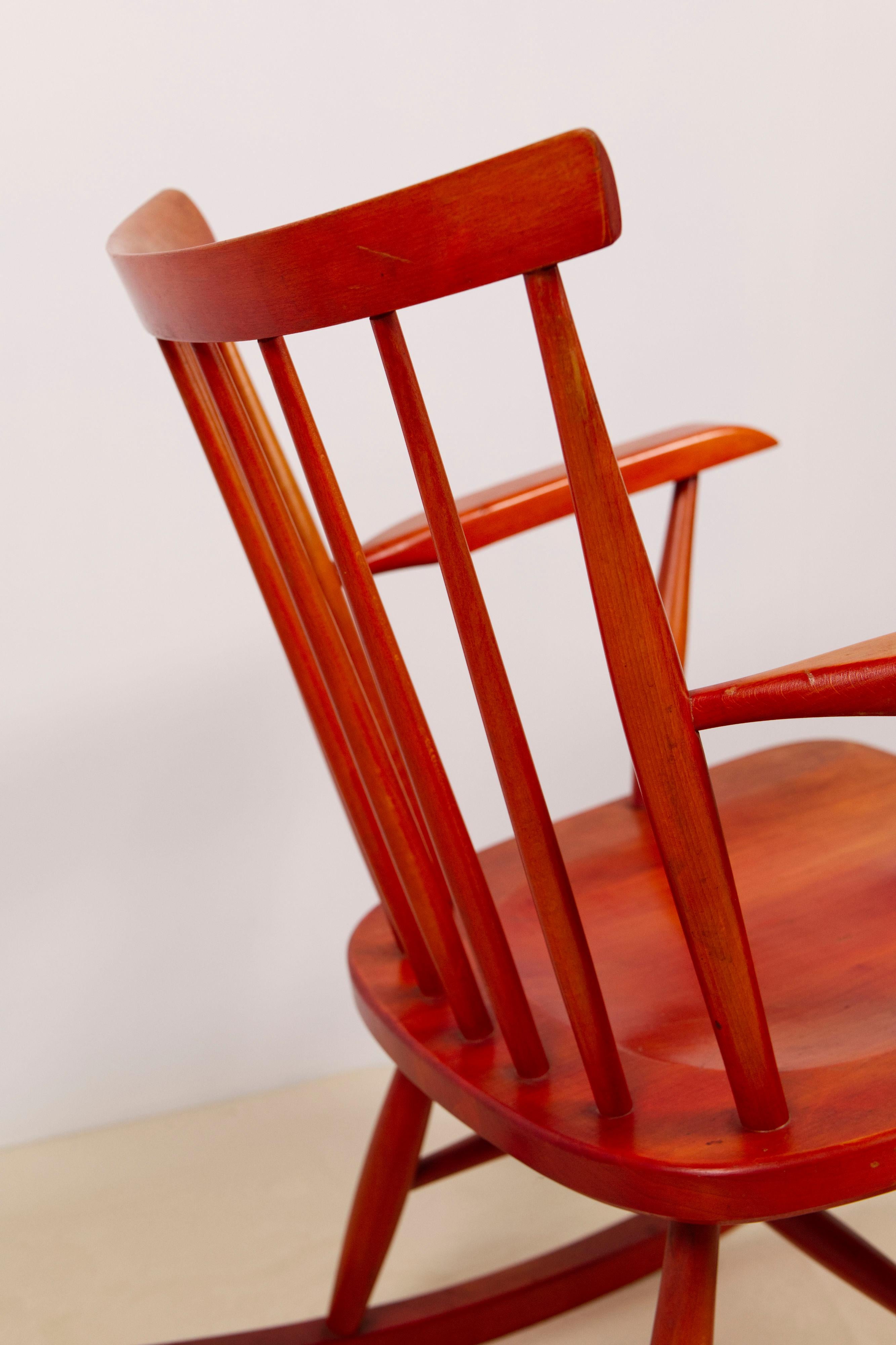 Mecedora de haya teñida de rojo, Pastoe, Países Bajos Años 60 en venta 8