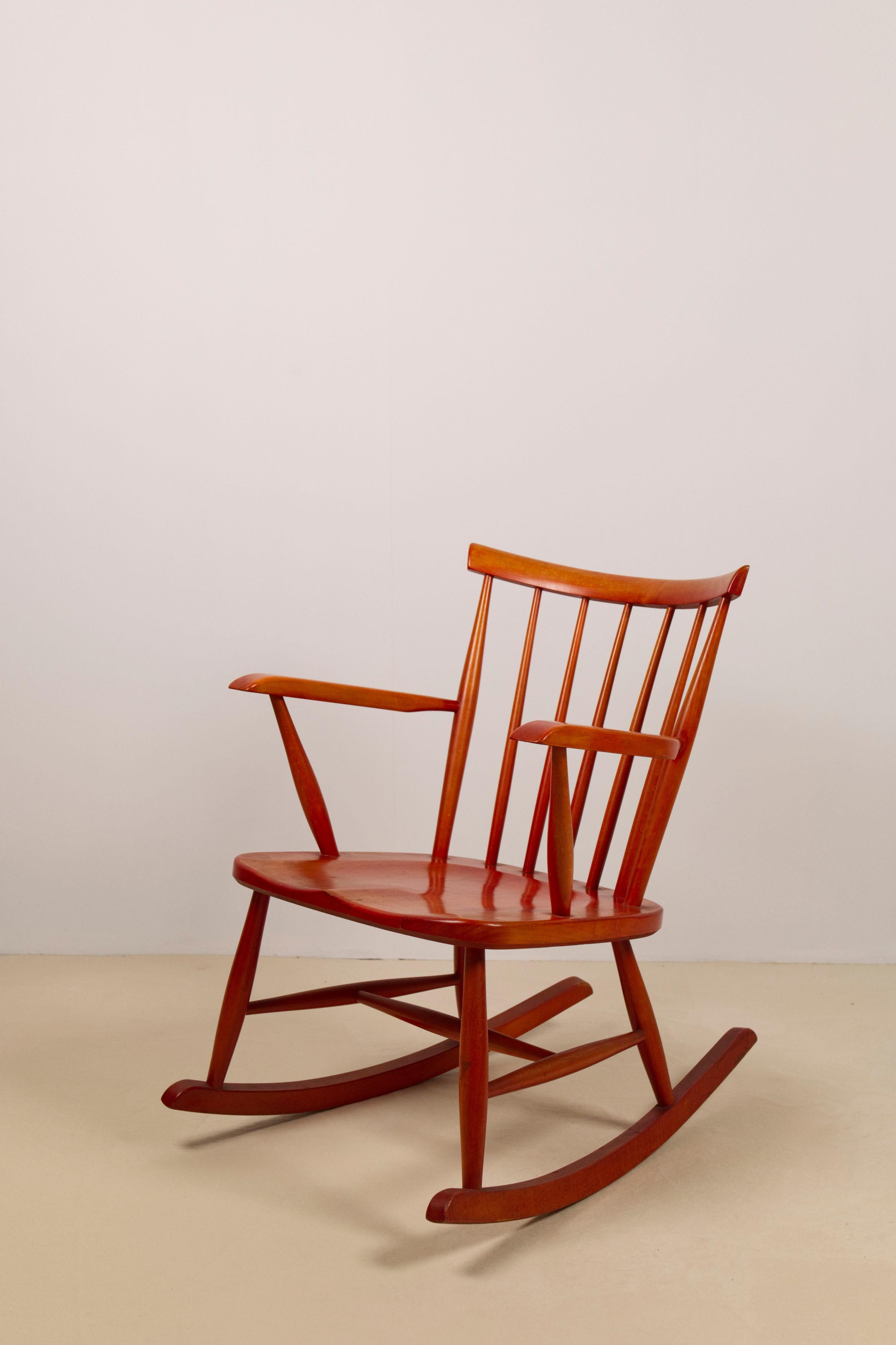 Mecedora de haya teñida de rojo, Pastoe, Países Bajos Años 60 Escandinavo moderno en venta