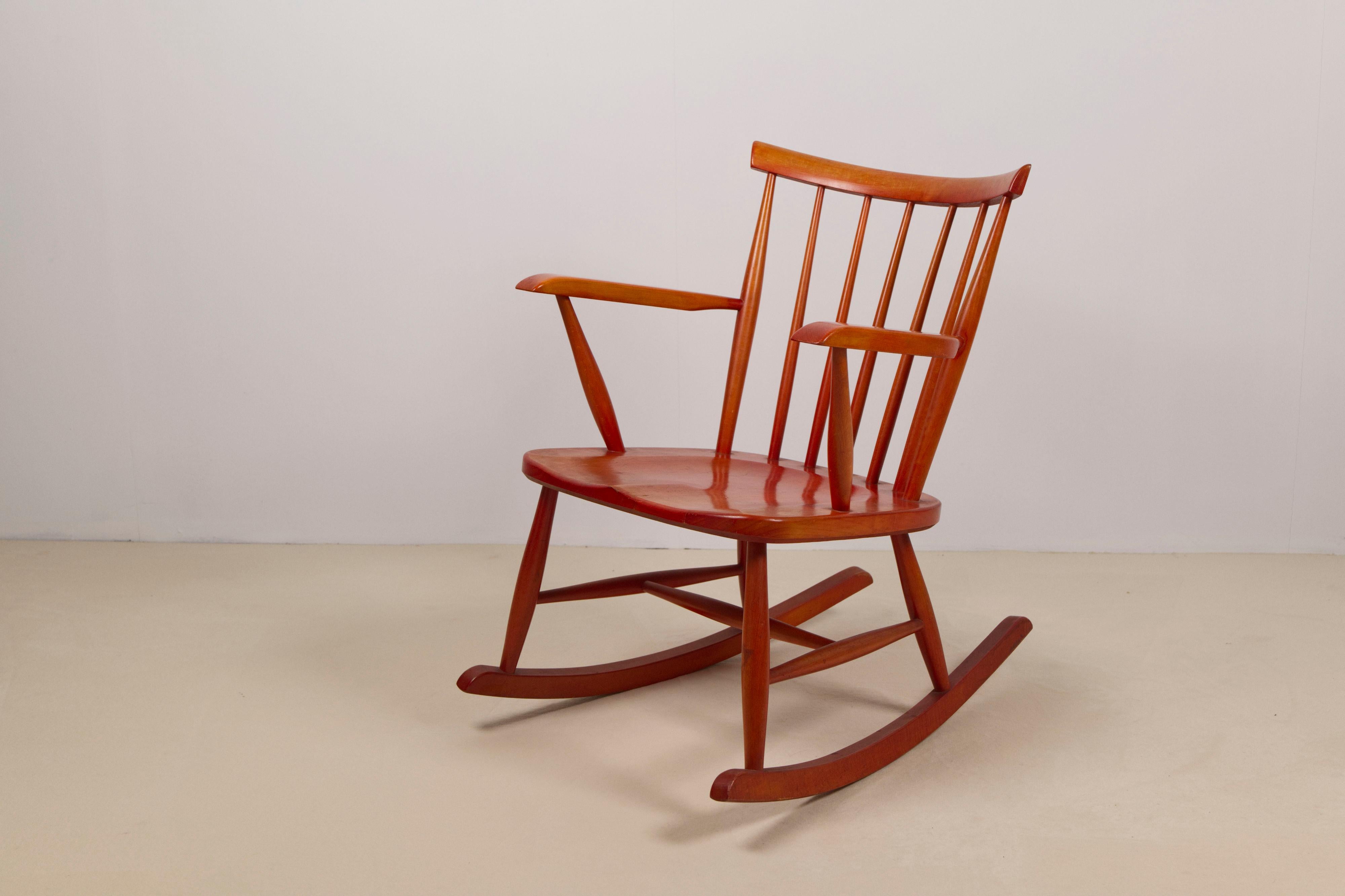 Mecedora de haya teñida de rojo, Pastoe, Países Bajos Años 60 Holandés en venta