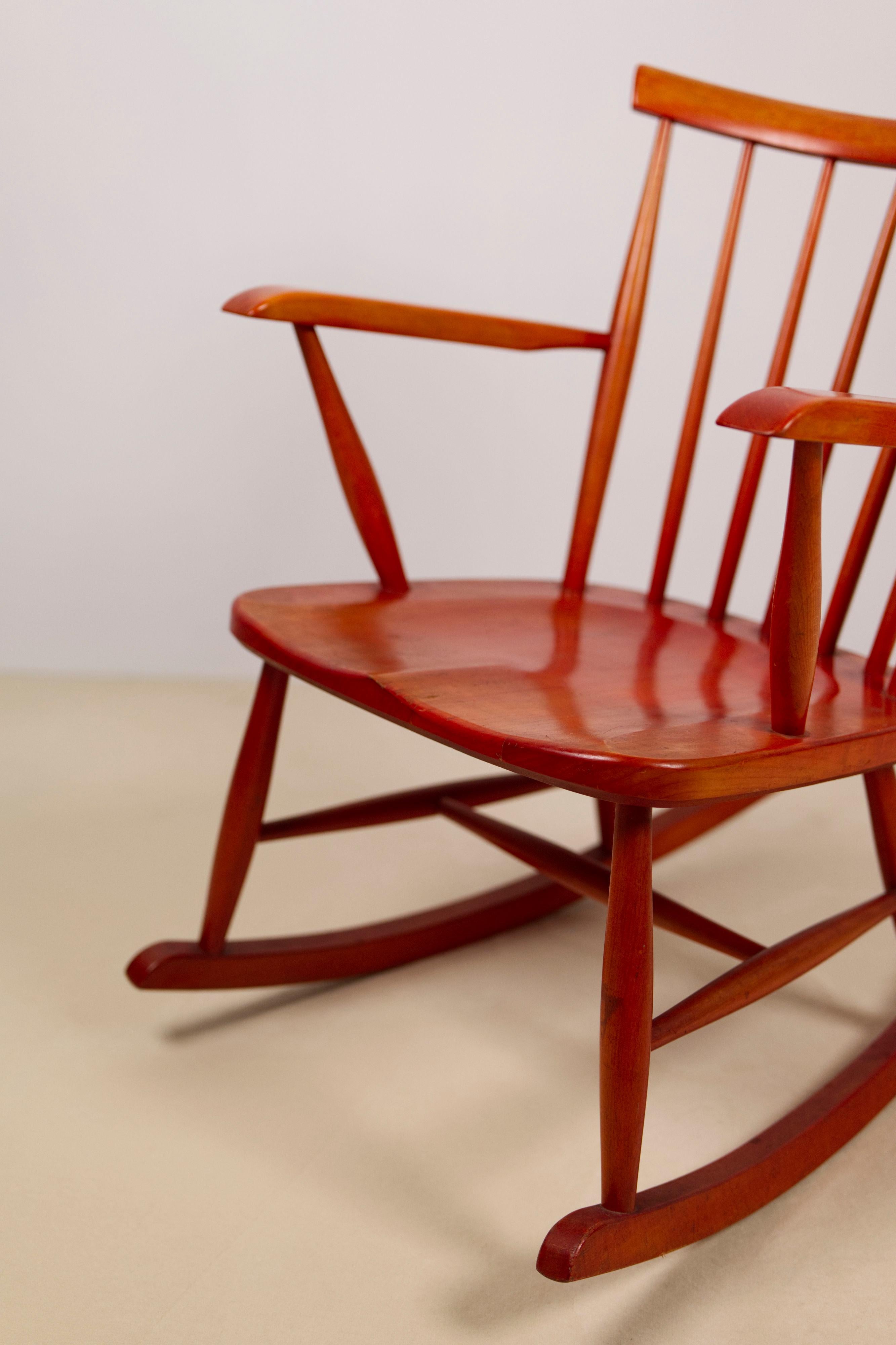 Mecedora de haya teñida de rojo, Pastoe, Países Bajos Años 60 Manchado en venta