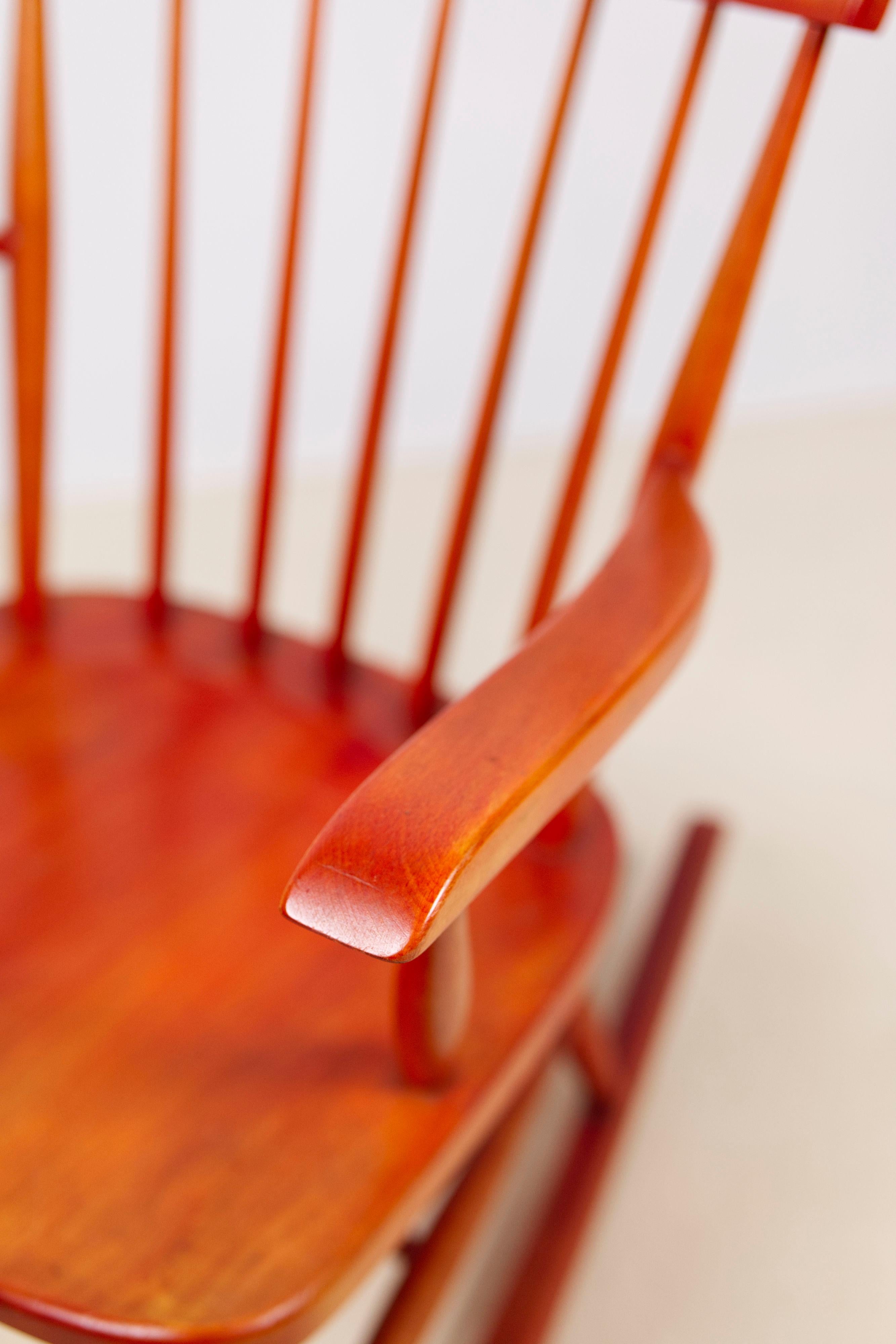 Mecedora de haya teñida de rojo, Pastoe, Países Bajos Años 60 en Bueno estado para la venta en Balen, BE