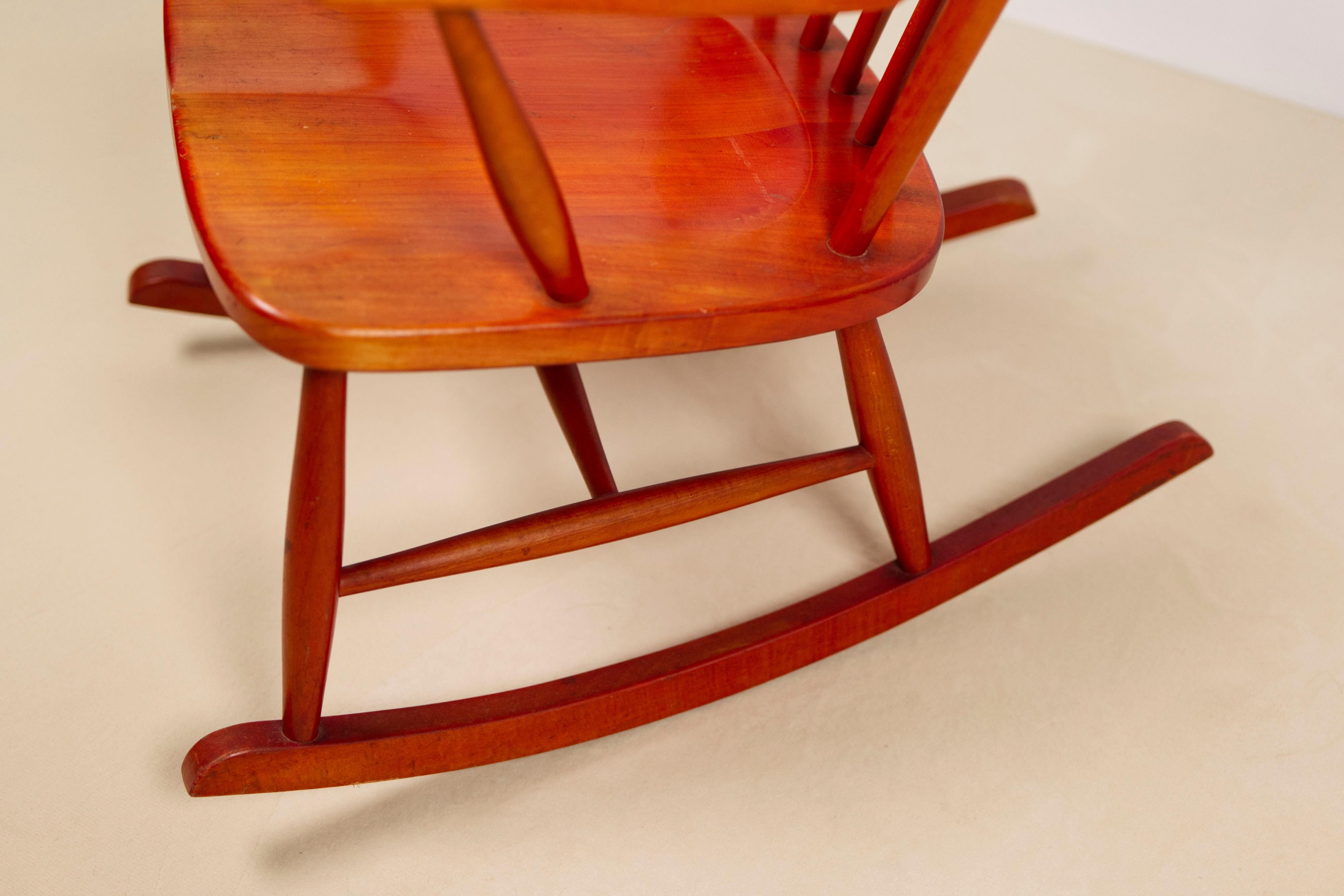 Mecedora de haya teñida de rojo, Pastoe, Países Bajos Años 60 Haya en venta